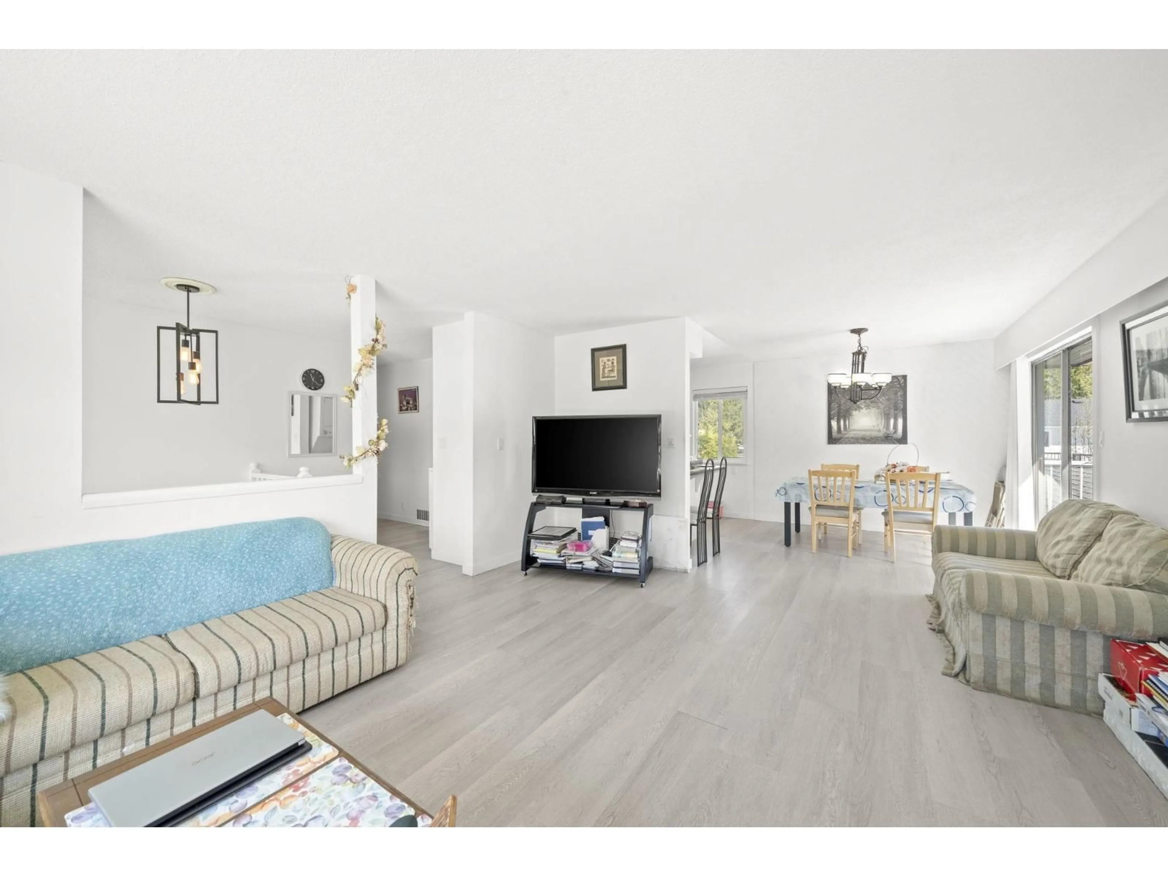 Living room with furniture, wood/laminate floor for 11925 92A AVENUE, Delta British Columbia V4C3N3