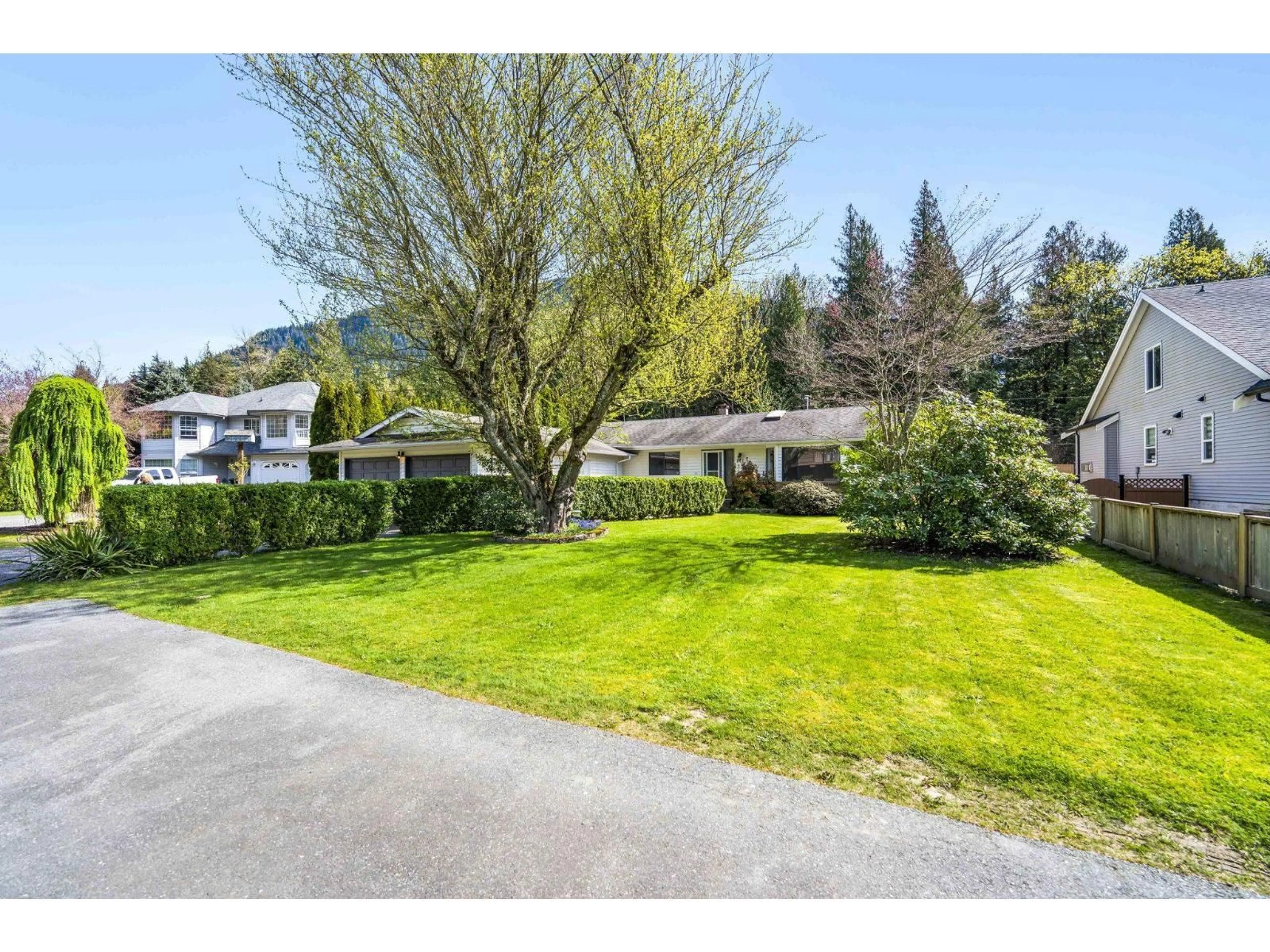 A pic from outside/outdoor area/front of a property/back of a property/a pic from drone, street for 831 MYNG CRESCENT, Harrison Hot Springs British Columbia V0M1K0
