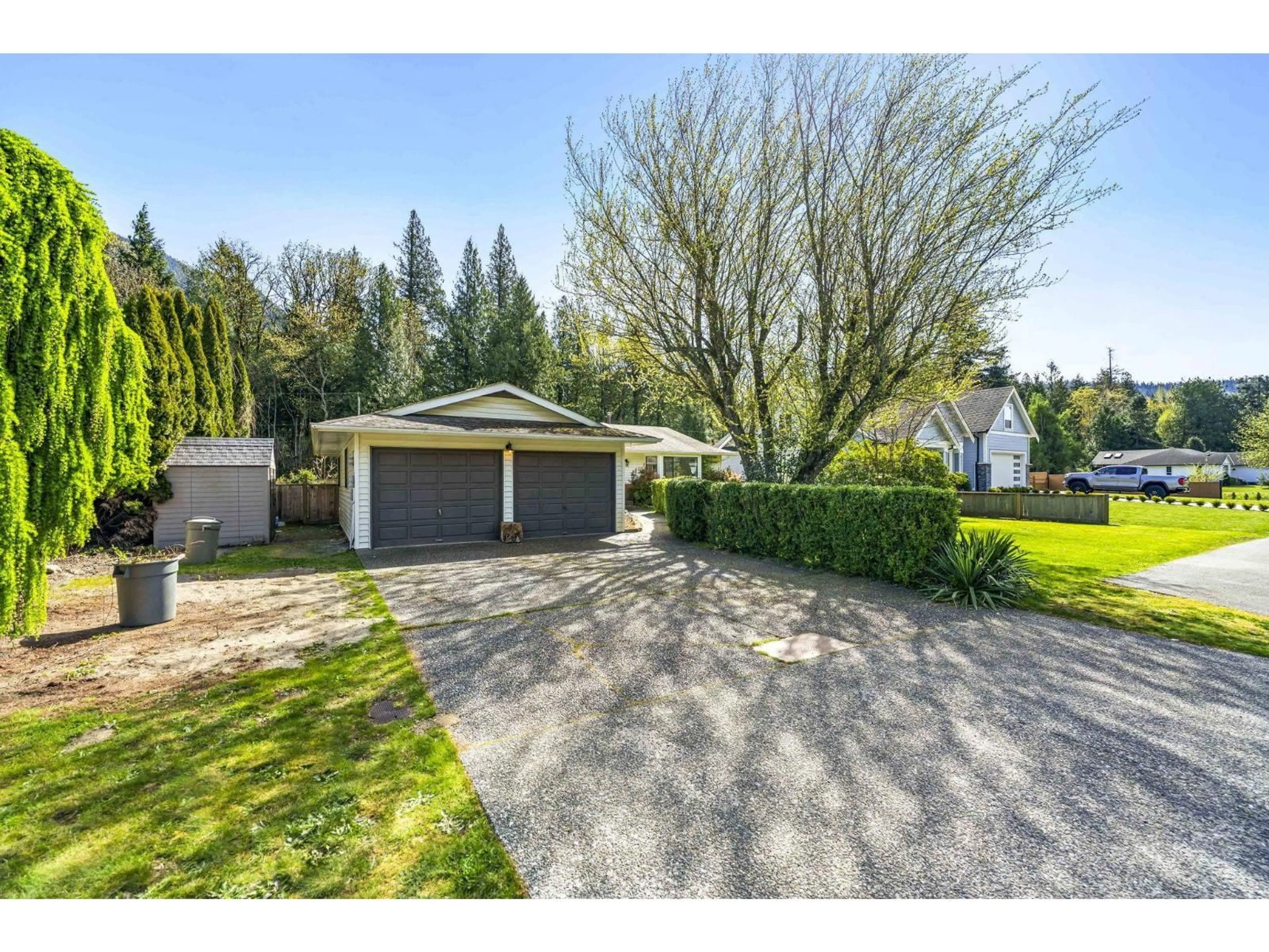 A pic from outside/outdoor area/front of a property/back of a property/a pic from drone, street for 831 MYNG CRESCENT, Harrison Hot Springs British Columbia V0M1K0