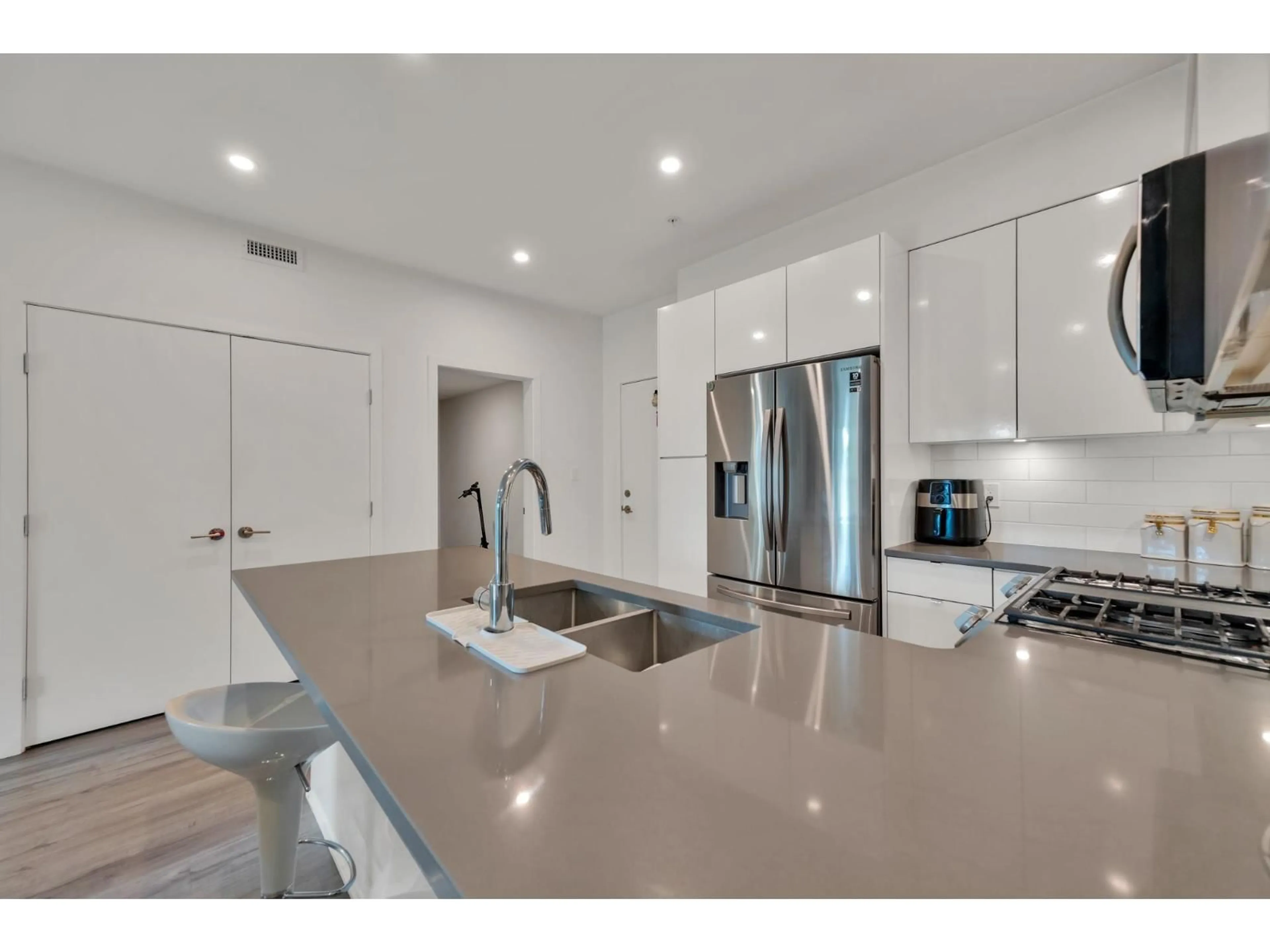 Open concept kitchen, unknown for 302 - 2649 JAMES STREET, Abbotsford British Columbia V2T3L6