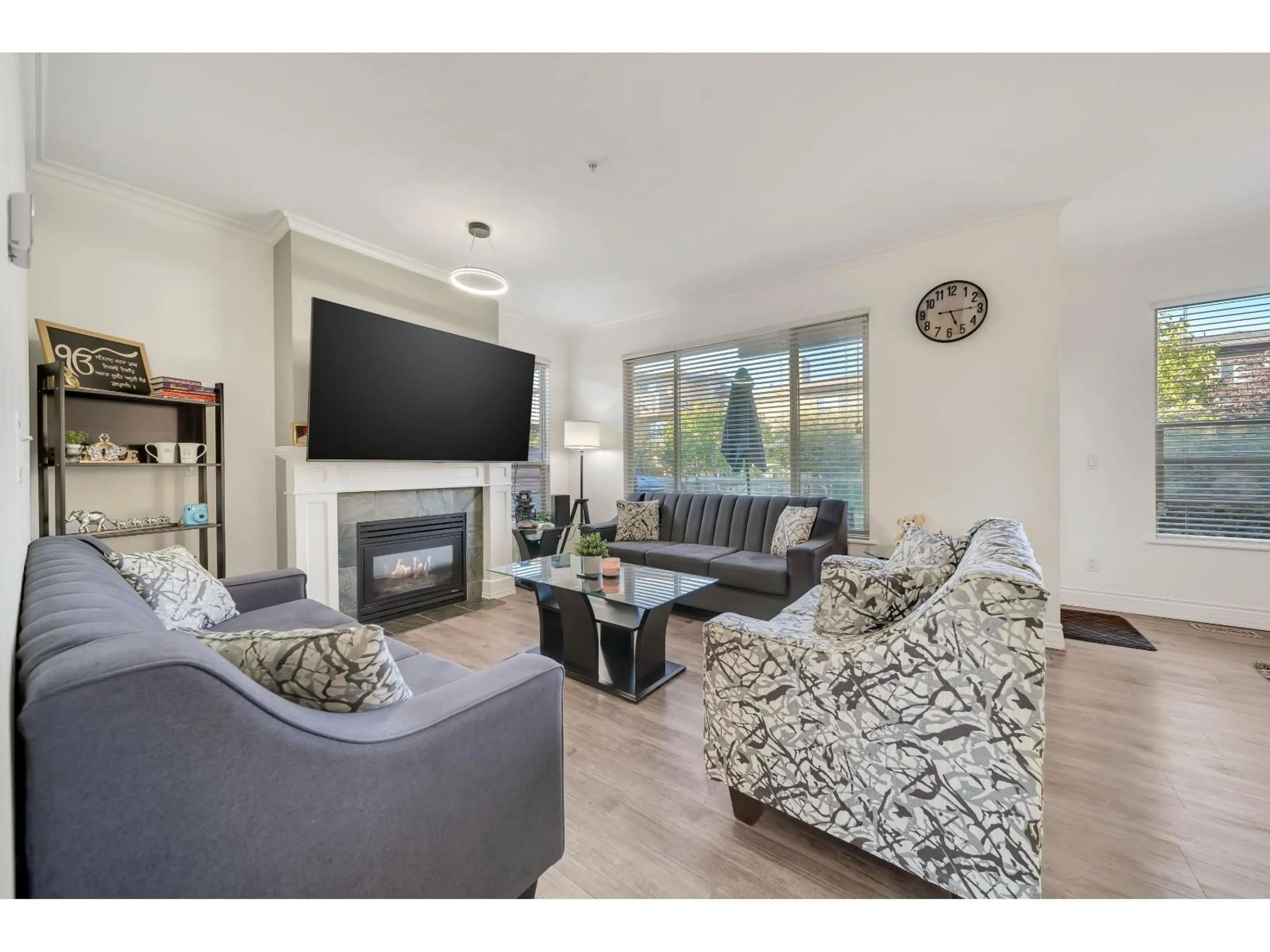 Living room with furniture, unknown for 14 - 16655 64 AVENUE, Surrey British Columbia V3S3V1