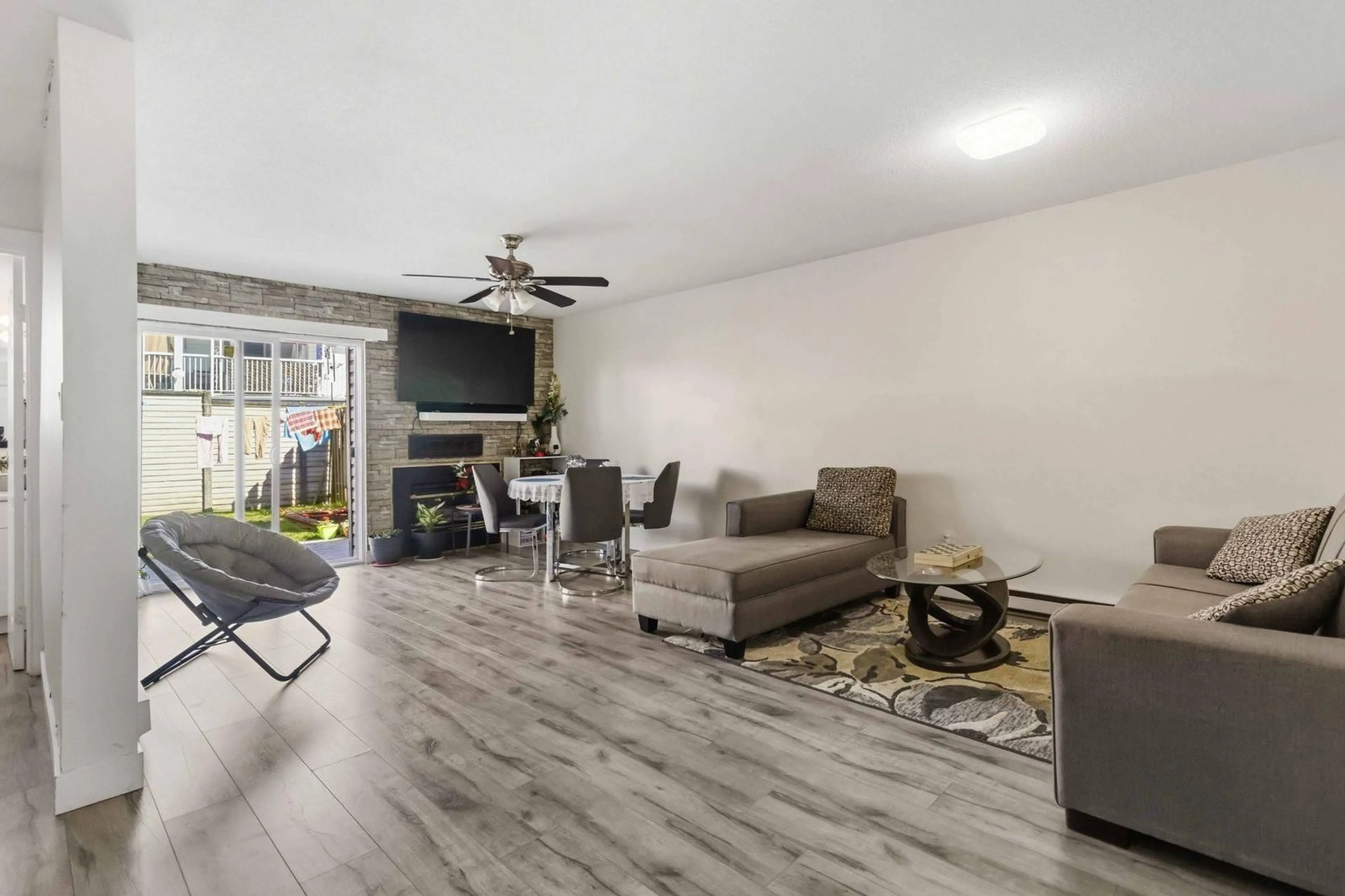 Living room with furniture, wood/laminate floor for 286 - 32550 MACLURE ROAD, Abbotsford British Columbia V2T4N3