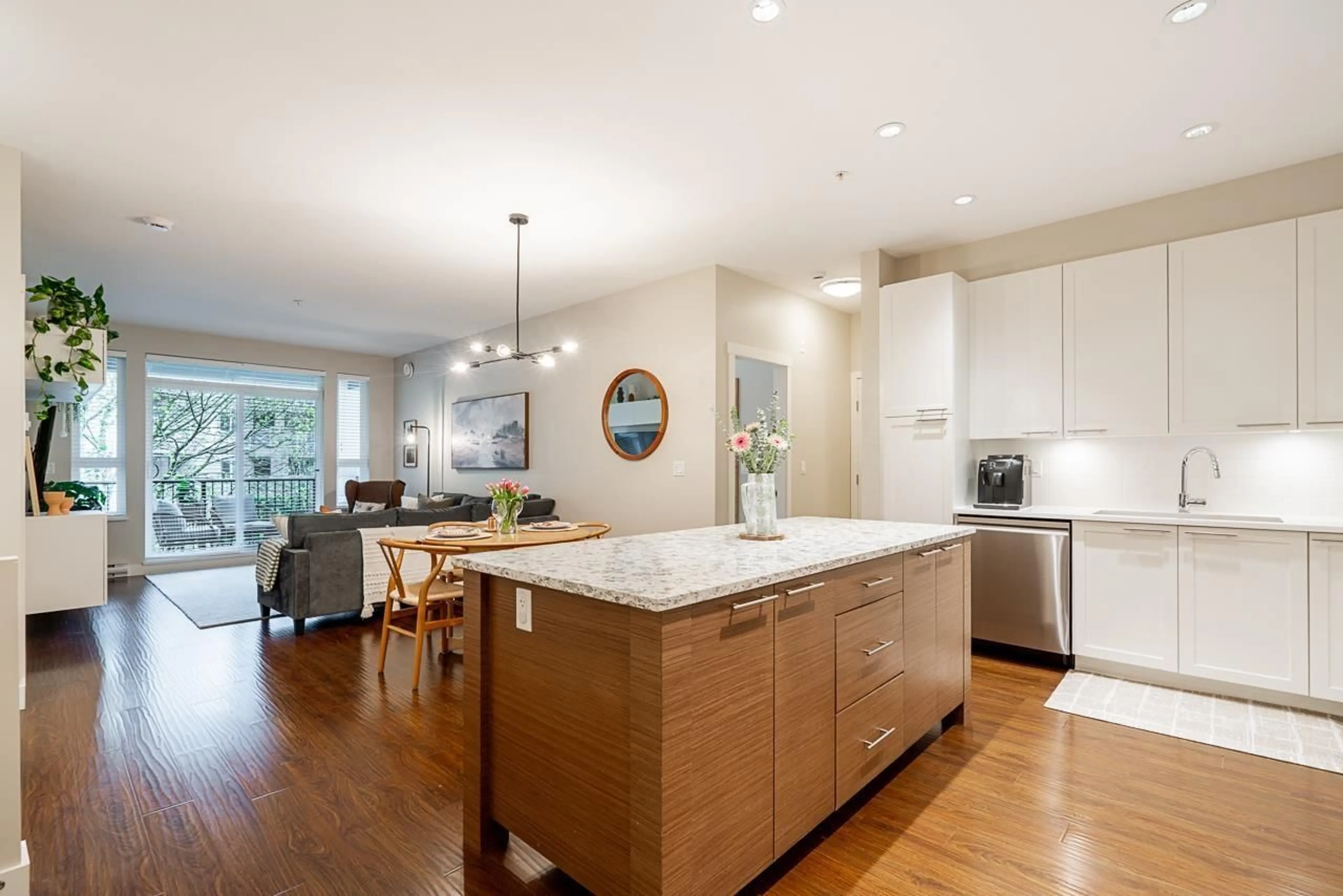 Open concept kitchen, unknown for 308 15188 29A AVENUE, Surrey British Columbia V4P1H1