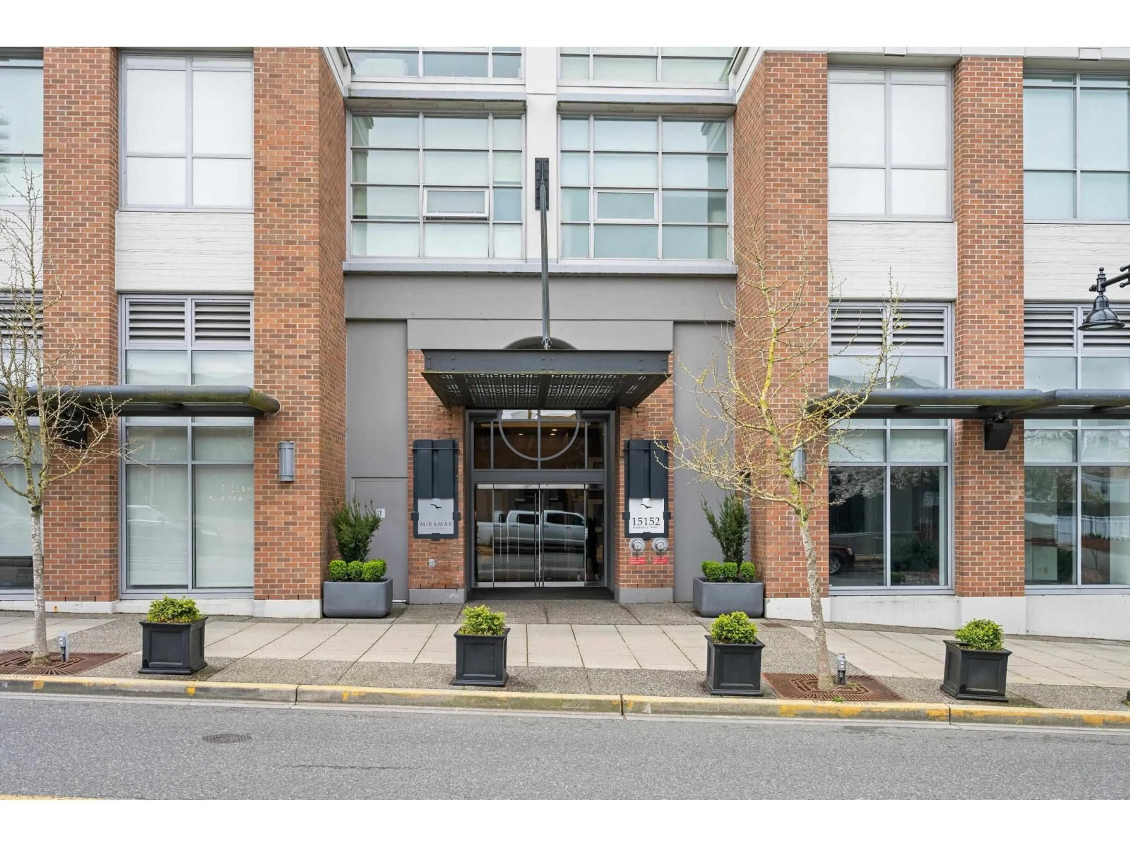 Indoor foyer for 604 - 15152 RUSSELL AVENUE, White Rock British Columbia V4B0A3