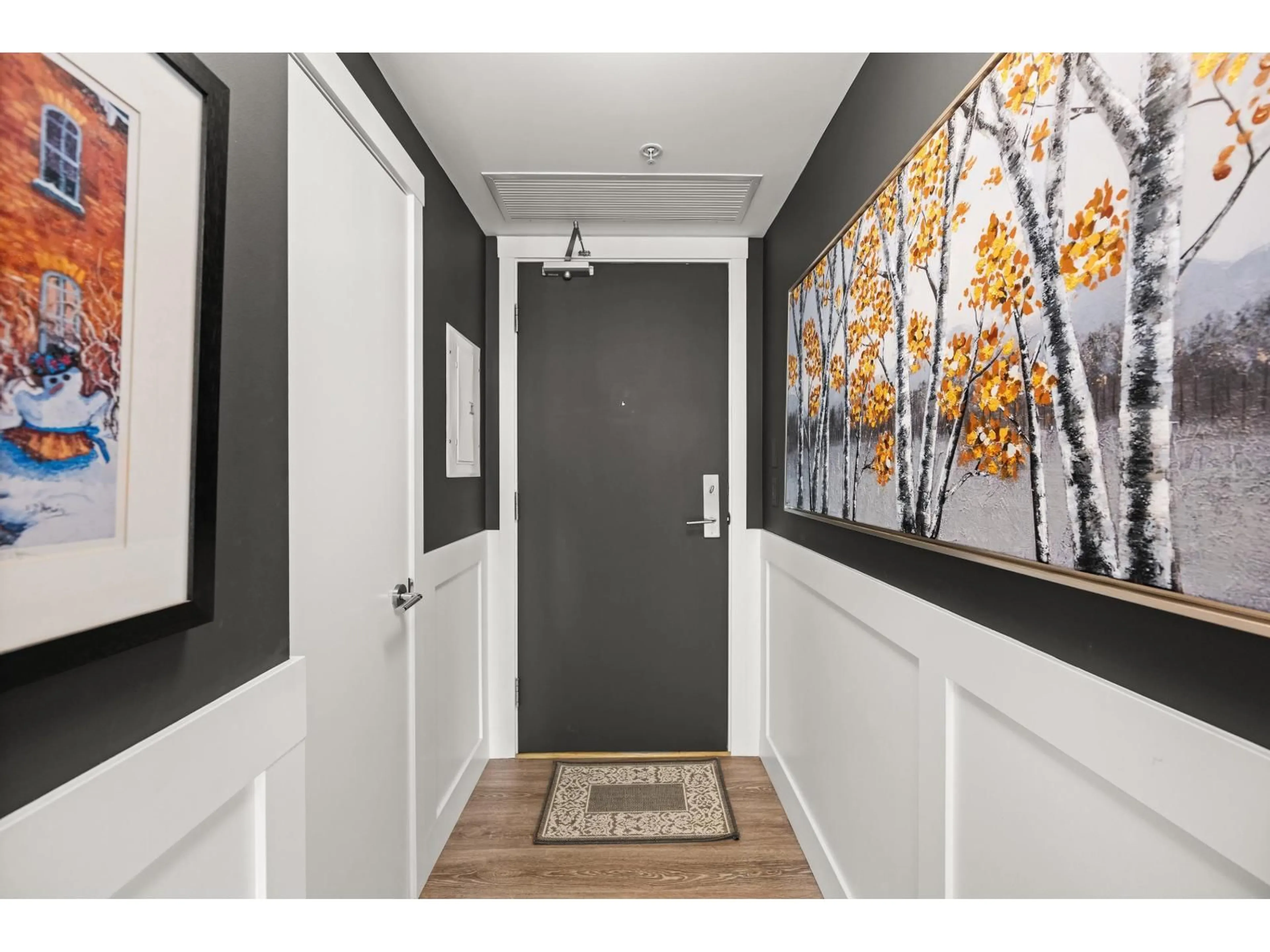 Indoor entryway for 604 - 15152 RUSSELL AVENUE, White Rock British Columbia V4B0A3