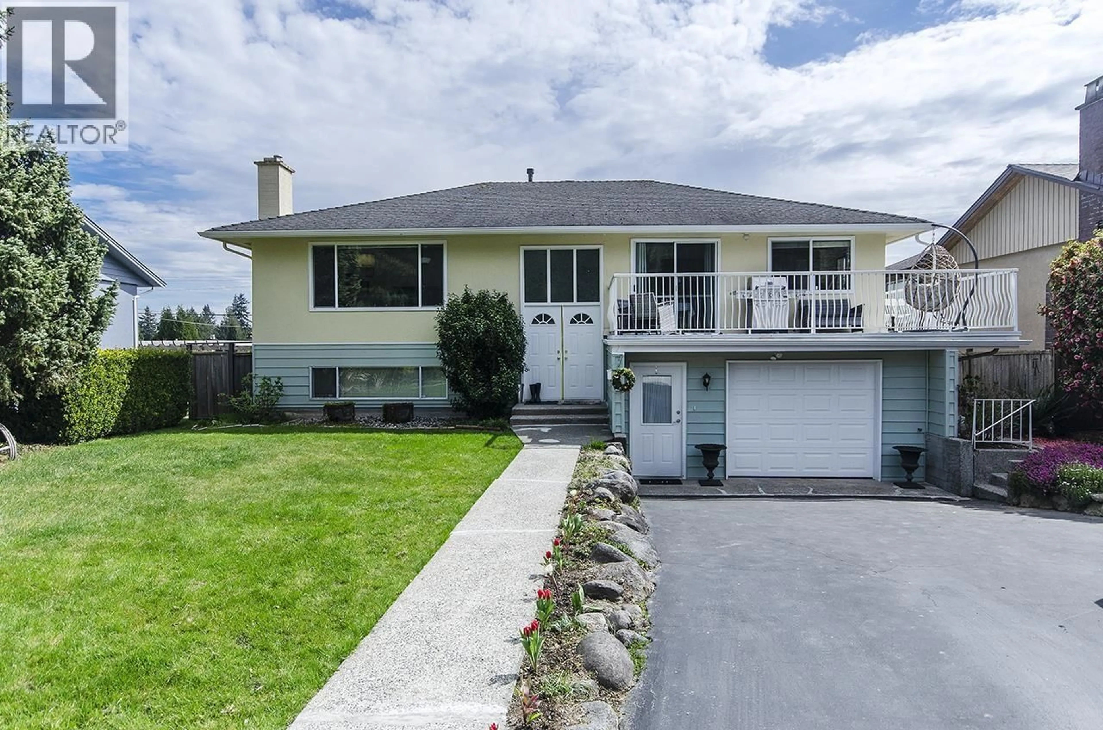 Home with vinyl exterior material, street for 994 WELDON COURT, Port Moody British Columbia V3H1H4