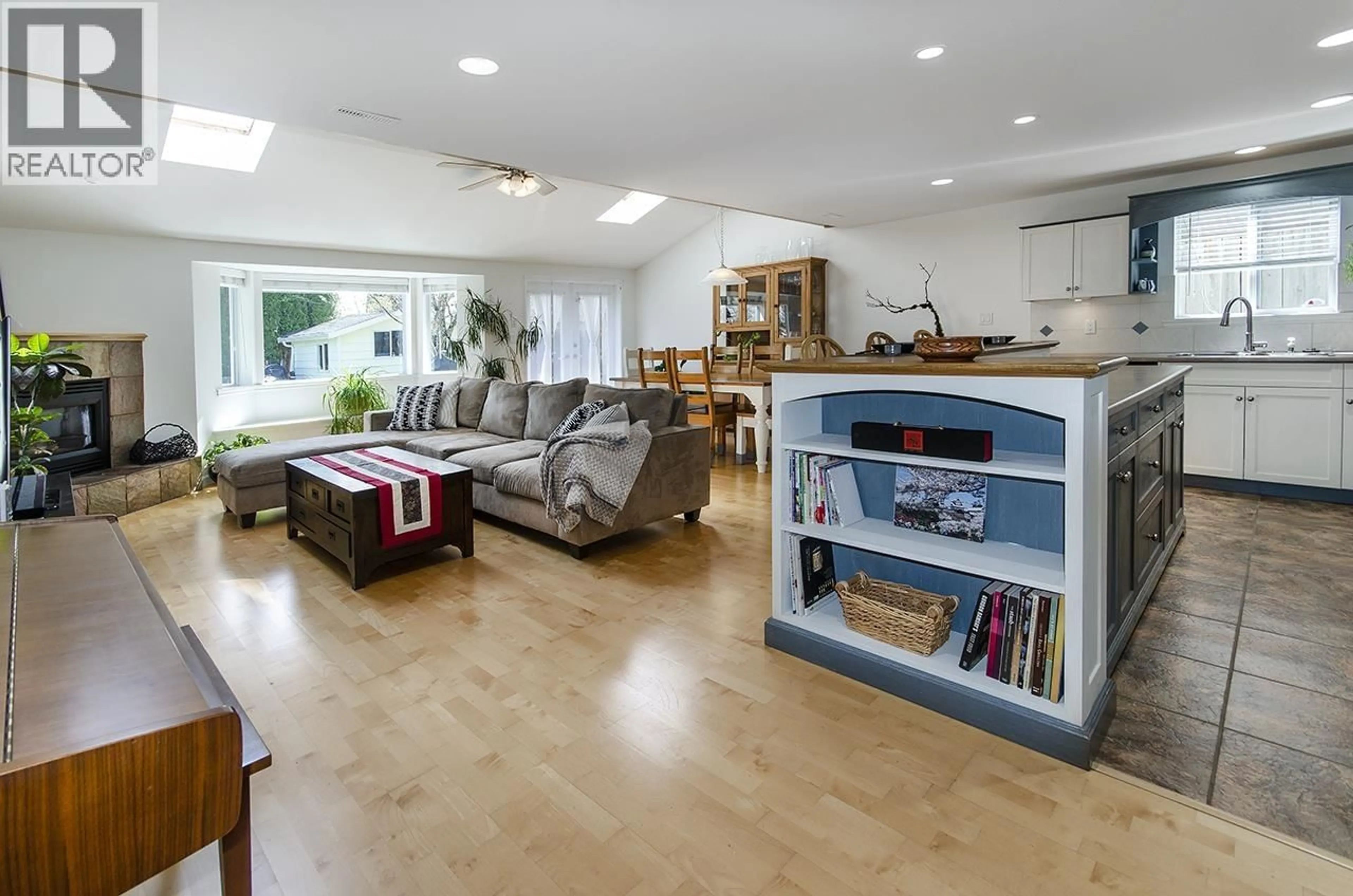 Living room with furniture, wood/laminate floor for 994 WELDON COURT, Port Moody British Columbia V3H1H4