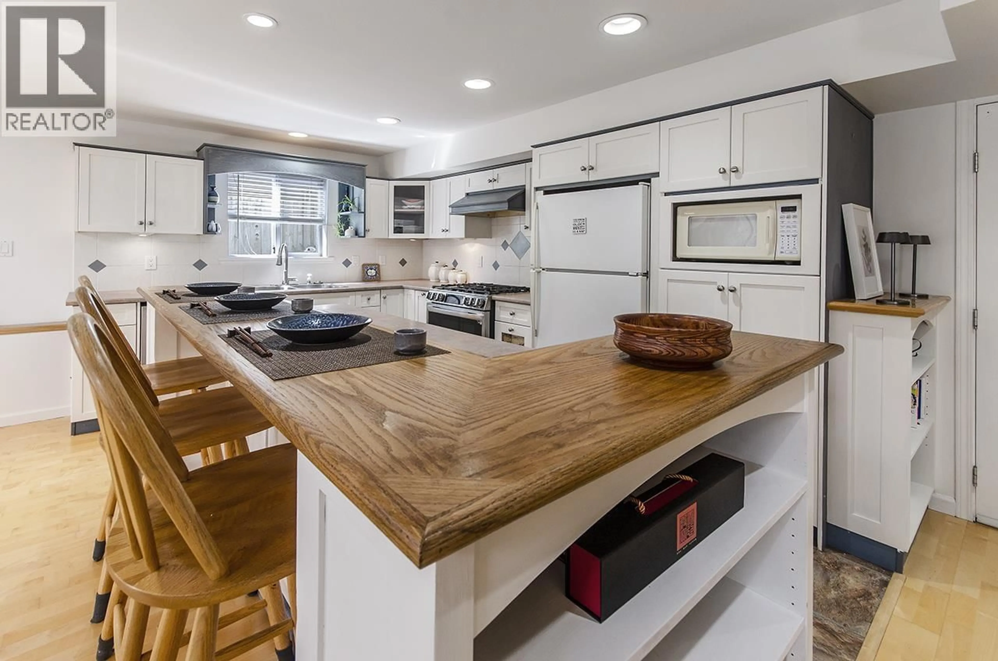 Open concept kitchen, ceramic/tile floor for 994 WELDON COURT, Port Moody British Columbia V3H1H4