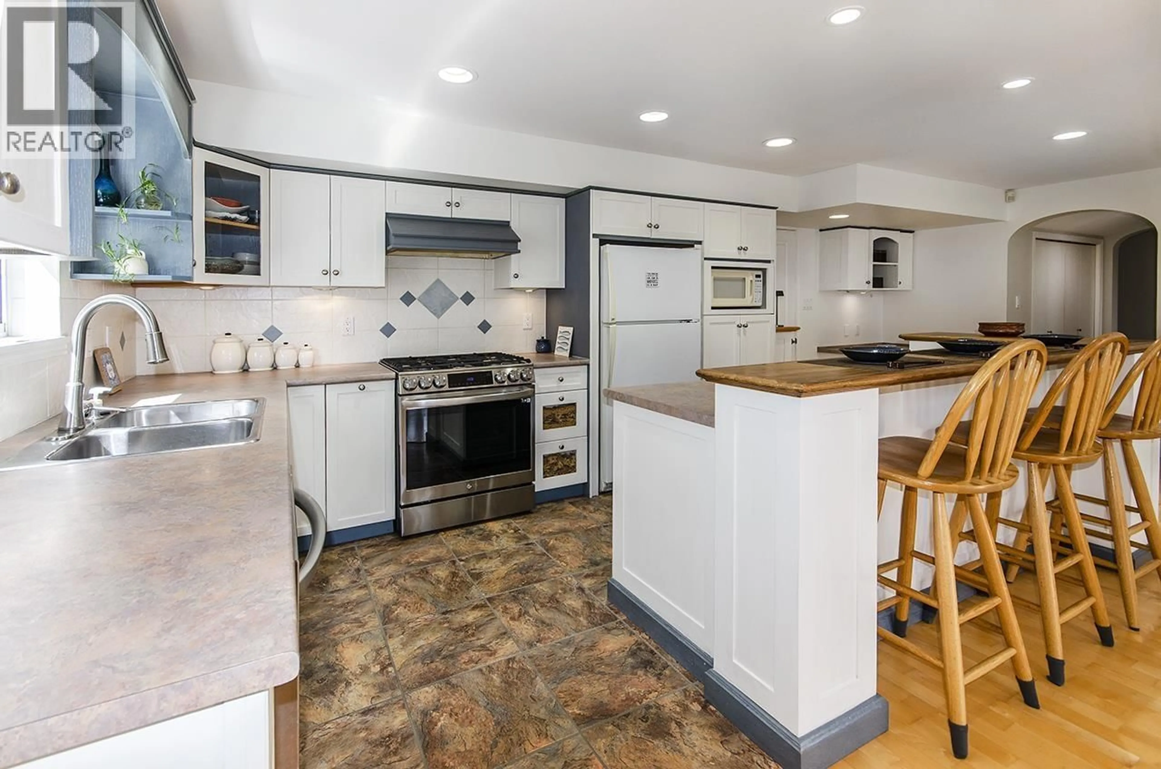 Open concept kitchen, ceramic/tile floor for 994 WELDON COURT, Port Moody British Columbia V3H1H4