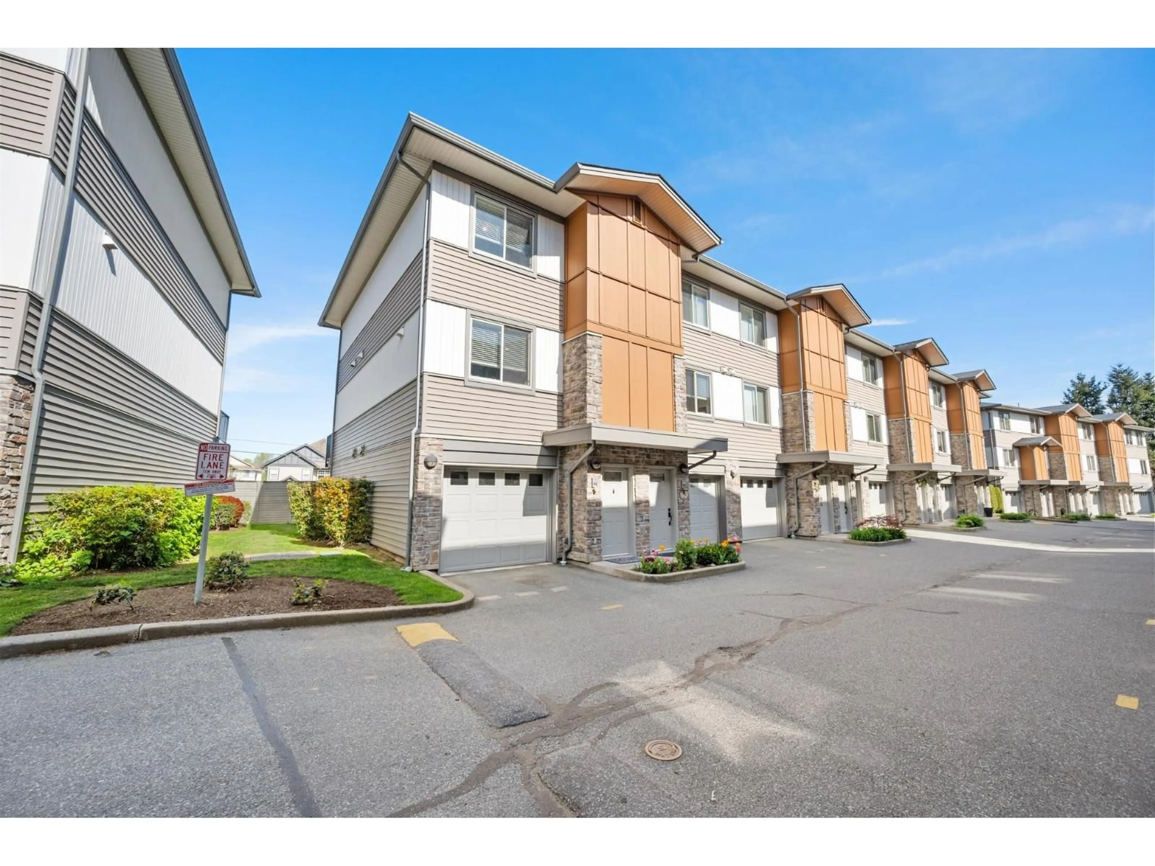 A pic from outside/outdoor area/front of a property/back of a property/a pic from drone, street for 81 - 34248 KING ROAD, Abbotsford British Columbia V2S0B1