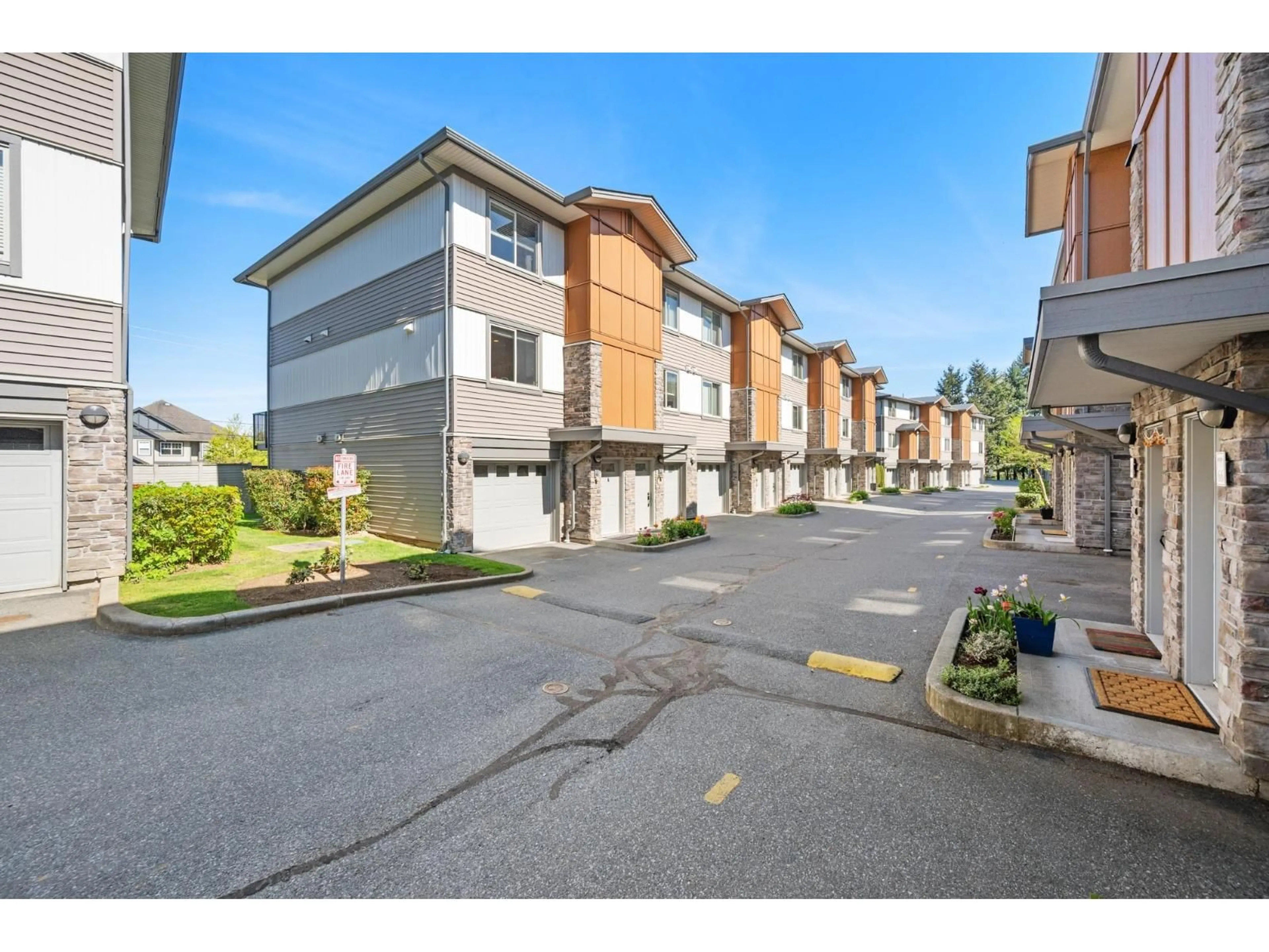 A pic from outside/outdoor area/front of a property/back of a property/a pic from drone, street for 81 - 34248 KING ROAD, Abbotsford British Columbia V2S0B1