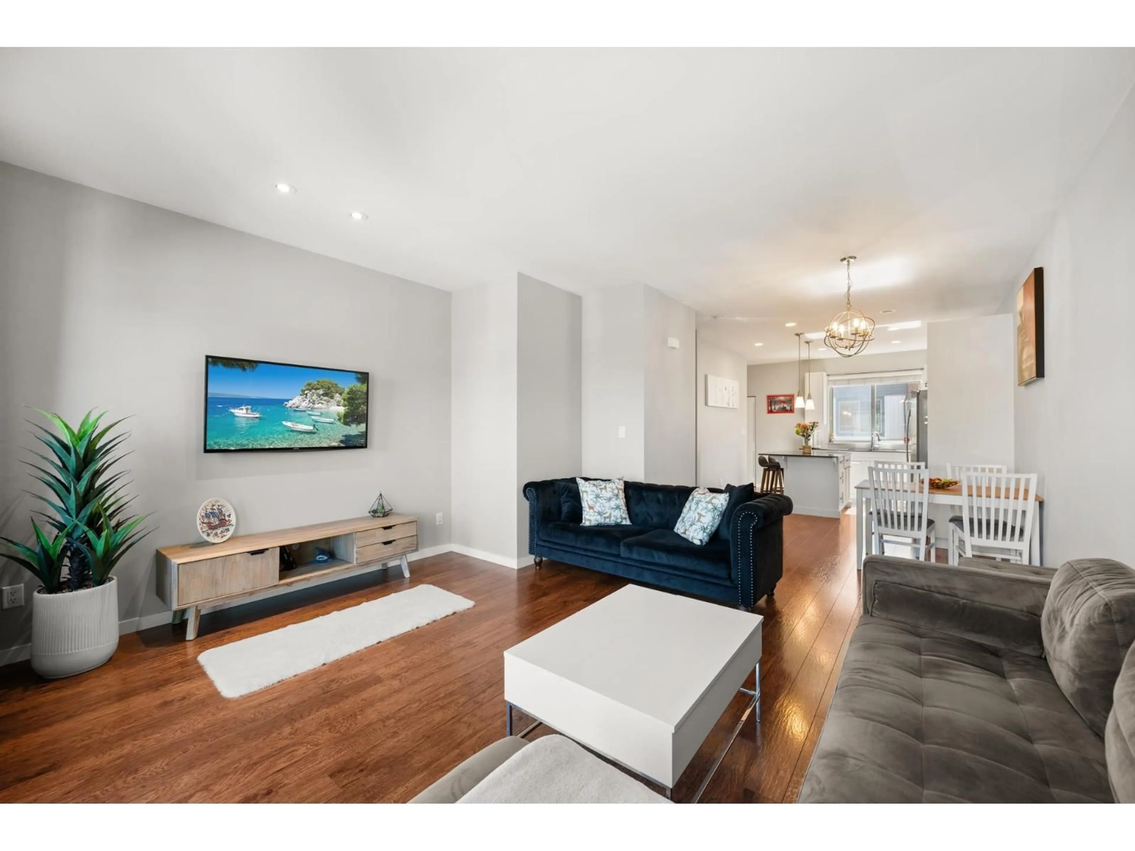 Living room with furniture, wood/laminate floor for 81 - 34248 KING ROAD, Abbotsford British Columbia V2S0B1