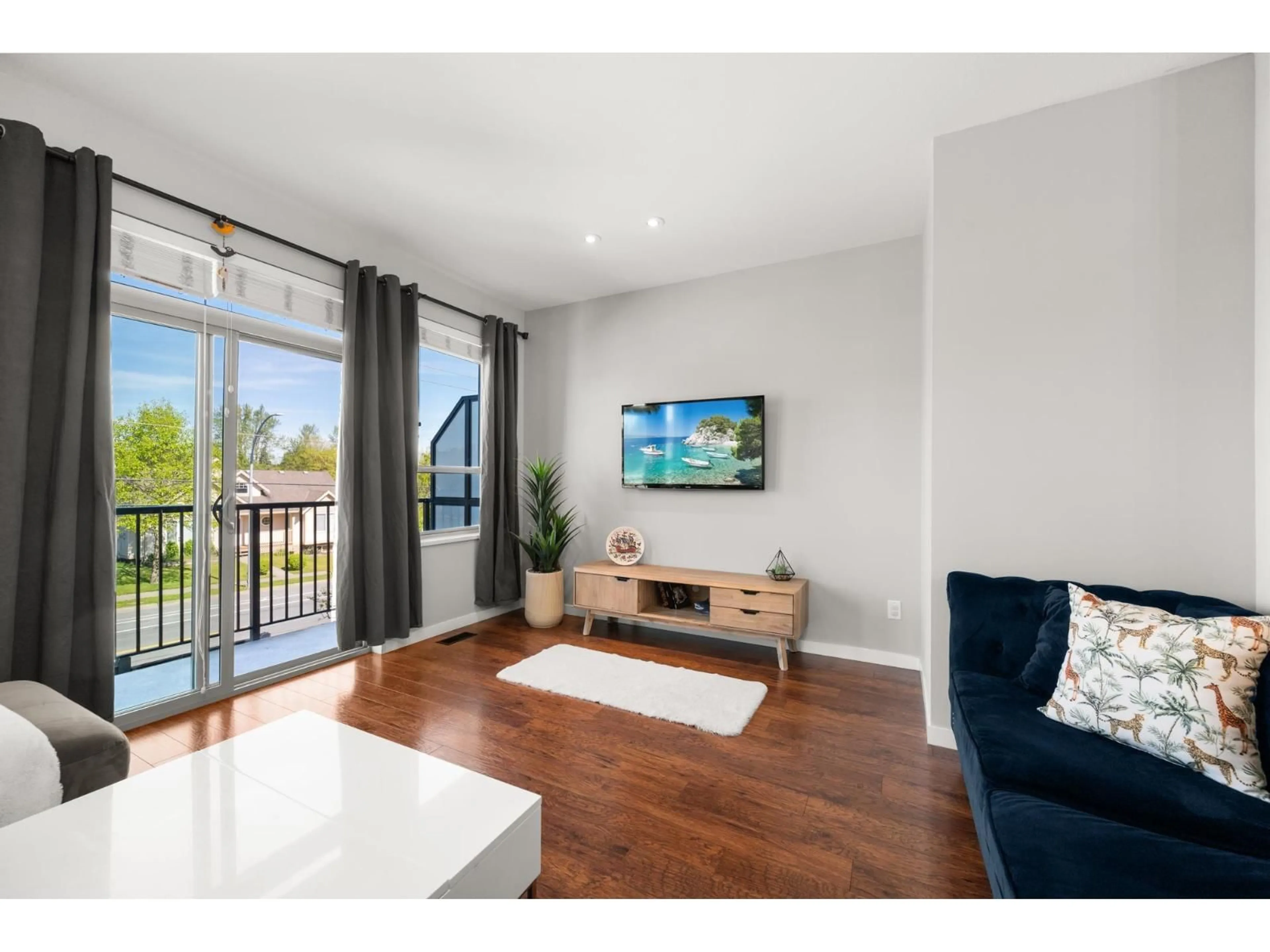 Living room with furniture, wood/laminate floor for 81 - 34248 KING ROAD, Abbotsford British Columbia V2S0B1