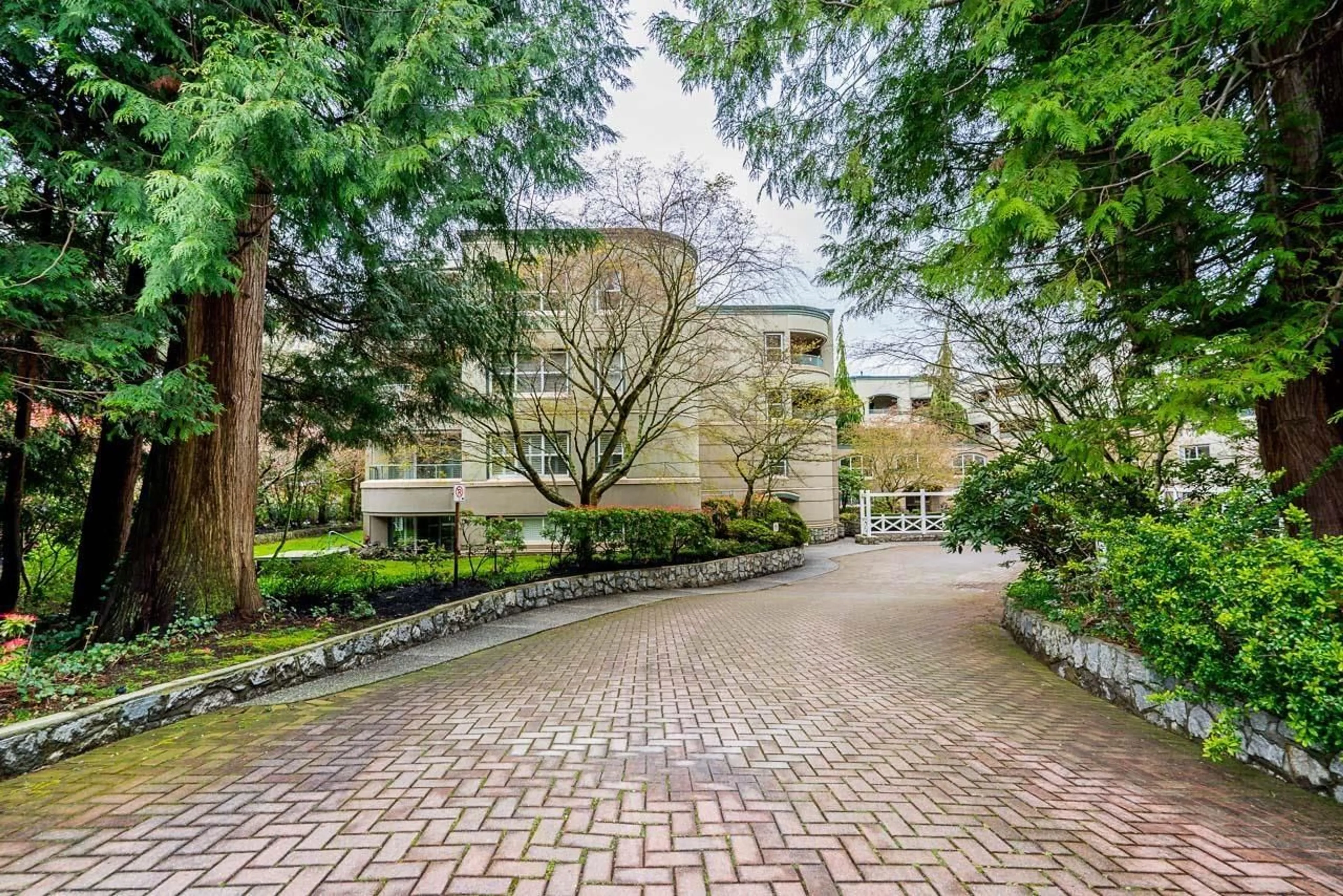 Unknown for 102 - 1725 128 STREET, Surrey British Columbia V4A3V2