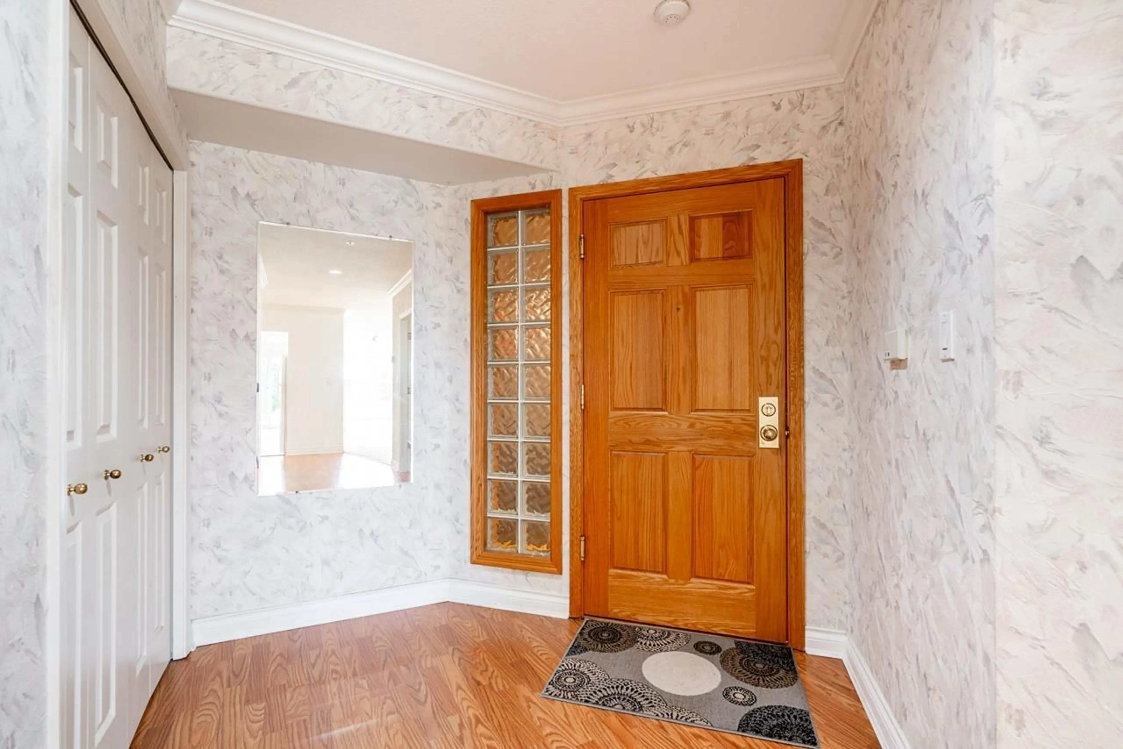 Indoor entryway for 102 - 1725 128 STREET, Surrey British Columbia V4A3V2