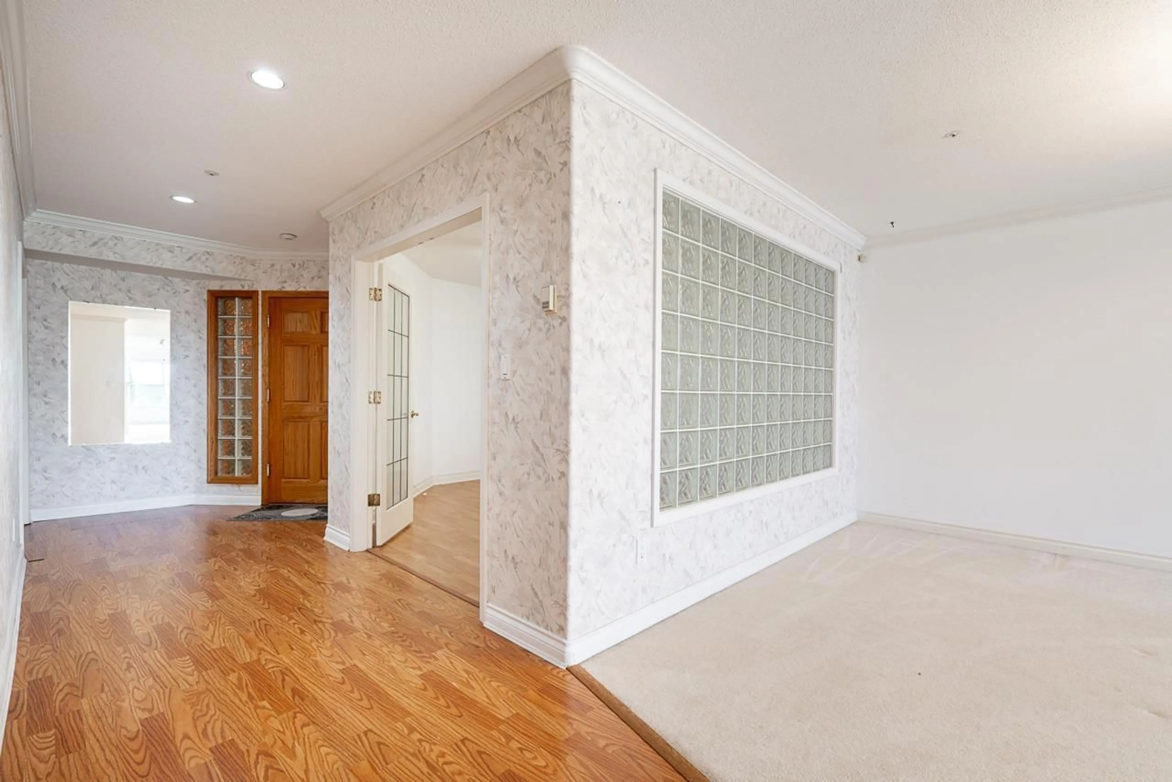 Indoor foyer for 102 - 1725 128 STREET, Surrey British Columbia V4A3V2