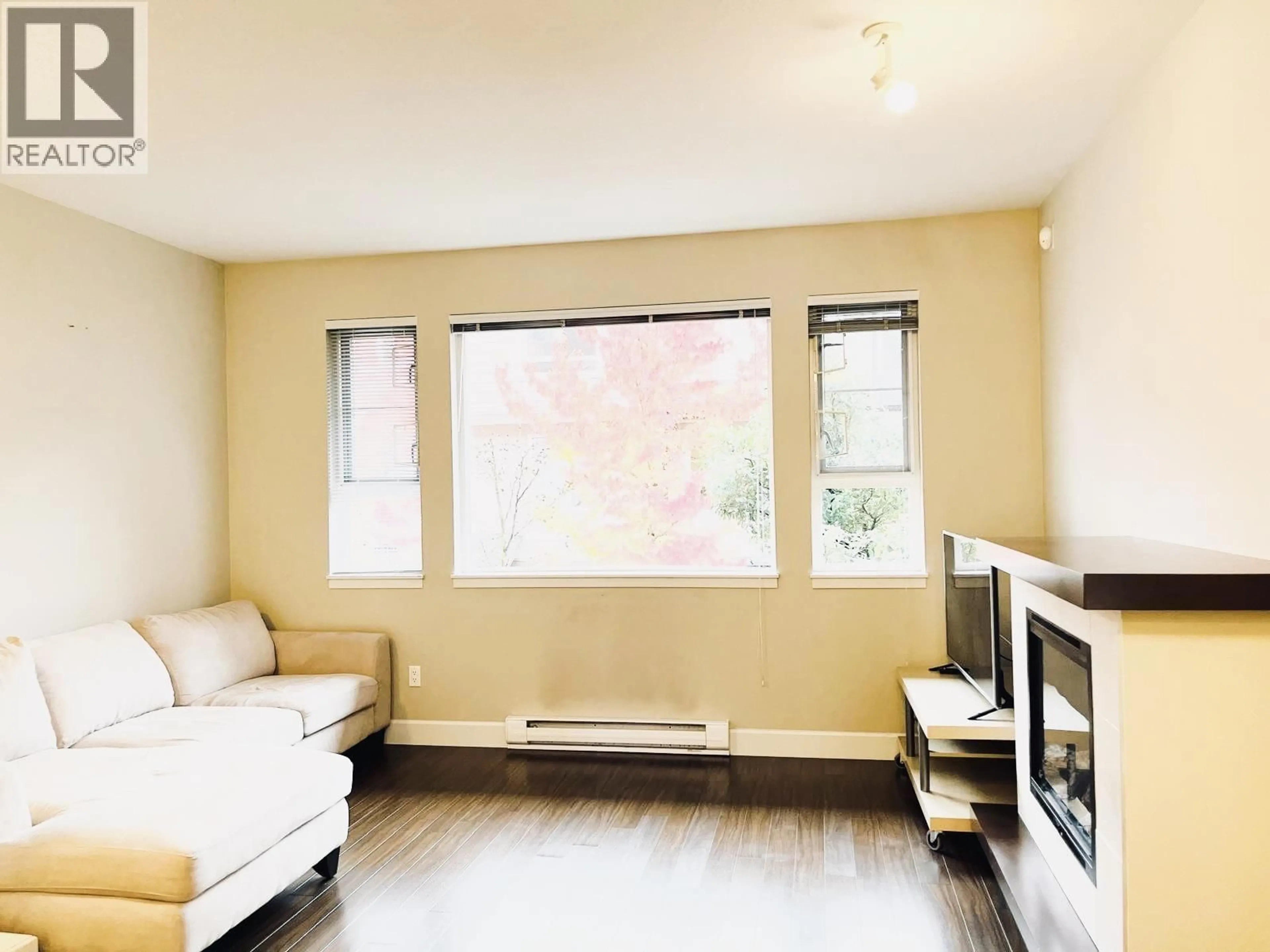 Living room with furniture, wood/laminate floor for 25 - 9551 FERNDALE ROAD, Richmond British Columbia V6Y0A6