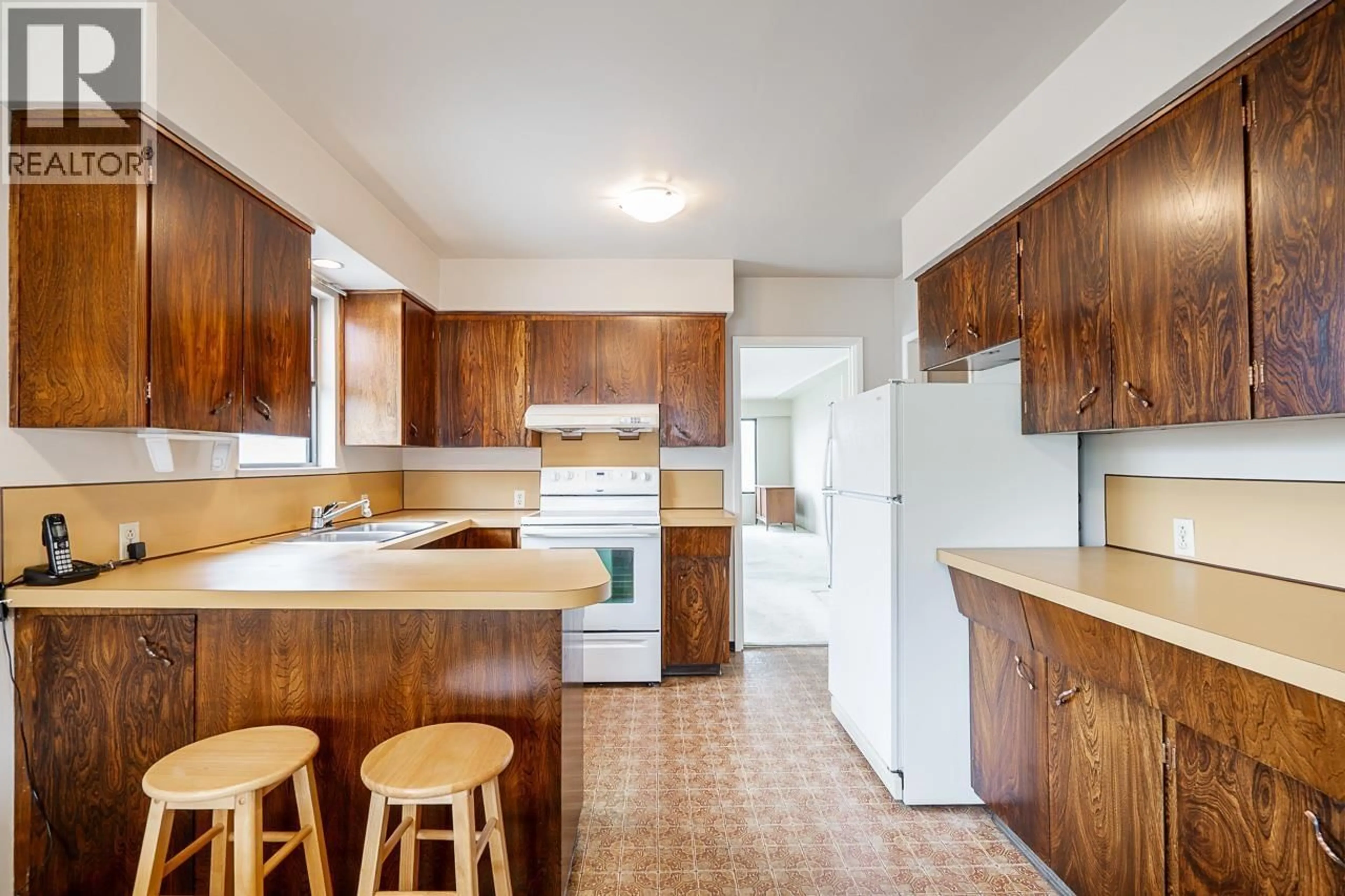 Standard kitchen, unknown for 2976 15TH AVENUE, Vancouver British Columbia V5M2K6