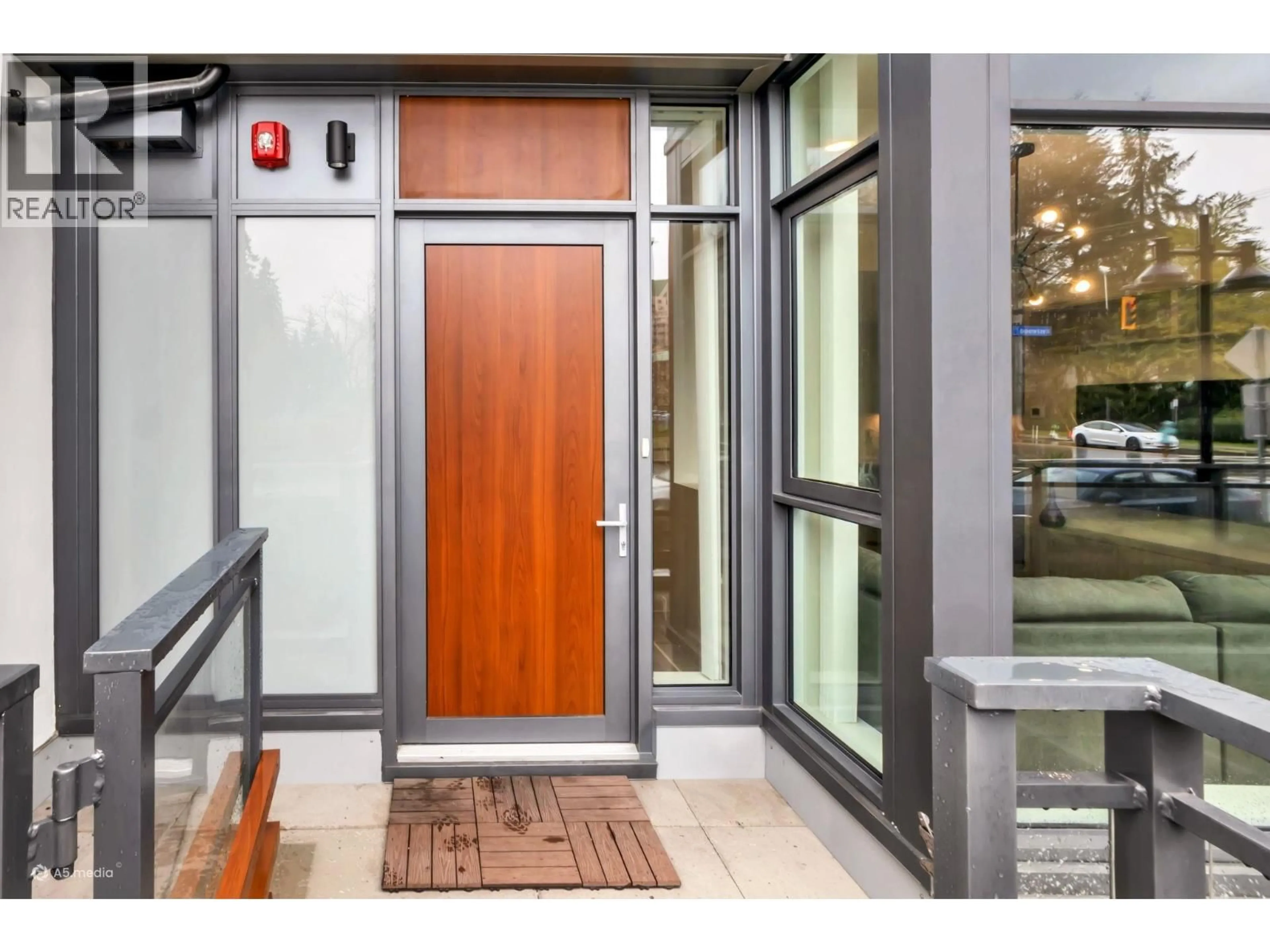 Indoor entryway for 108 - 1182 WESTWOOD STREET, Coquitlam British Columbia V3B0T9