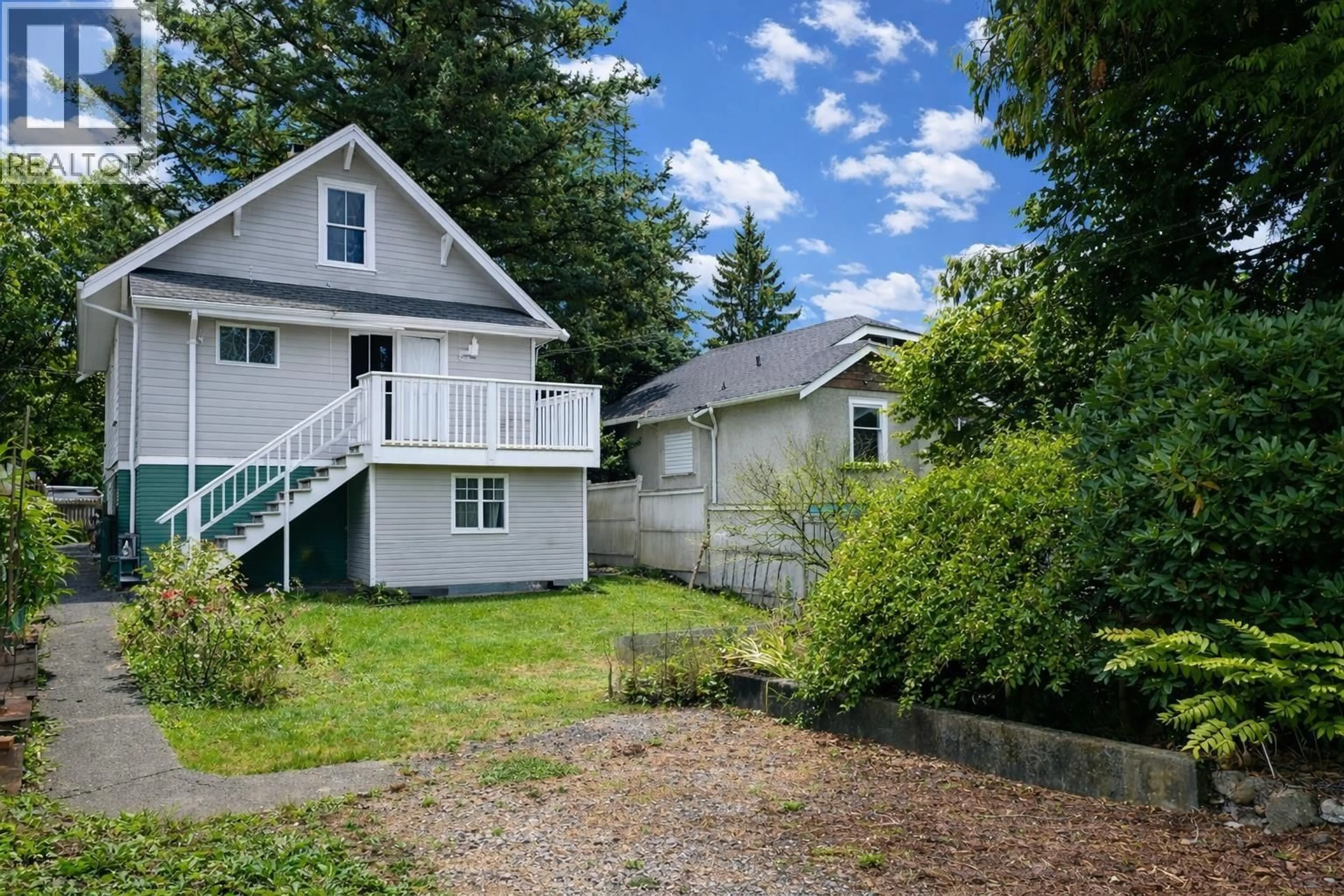 A pic from outside/outdoor area/front of a property/back of a property/a pic from drone, street for 3865 SANDELL STREET, Burnaby British Columbia V5H1J9