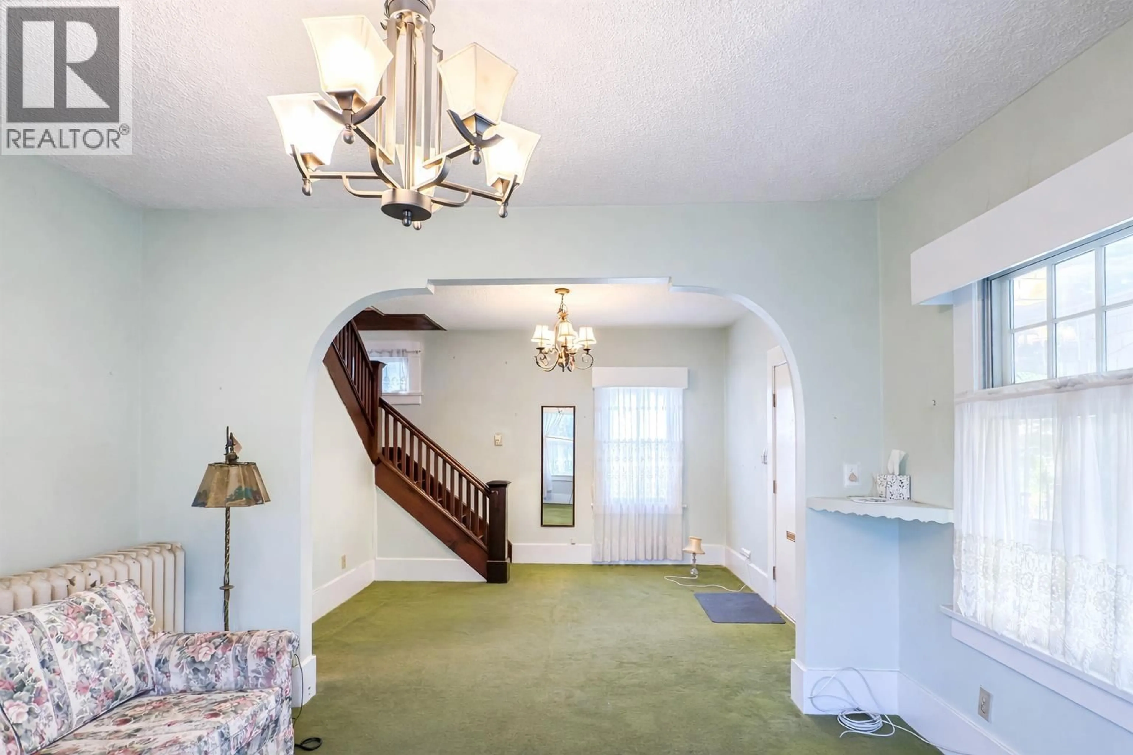 Indoor foyer for 3865 SANDELL STREET, Burnaby British Columbia V5H1J9