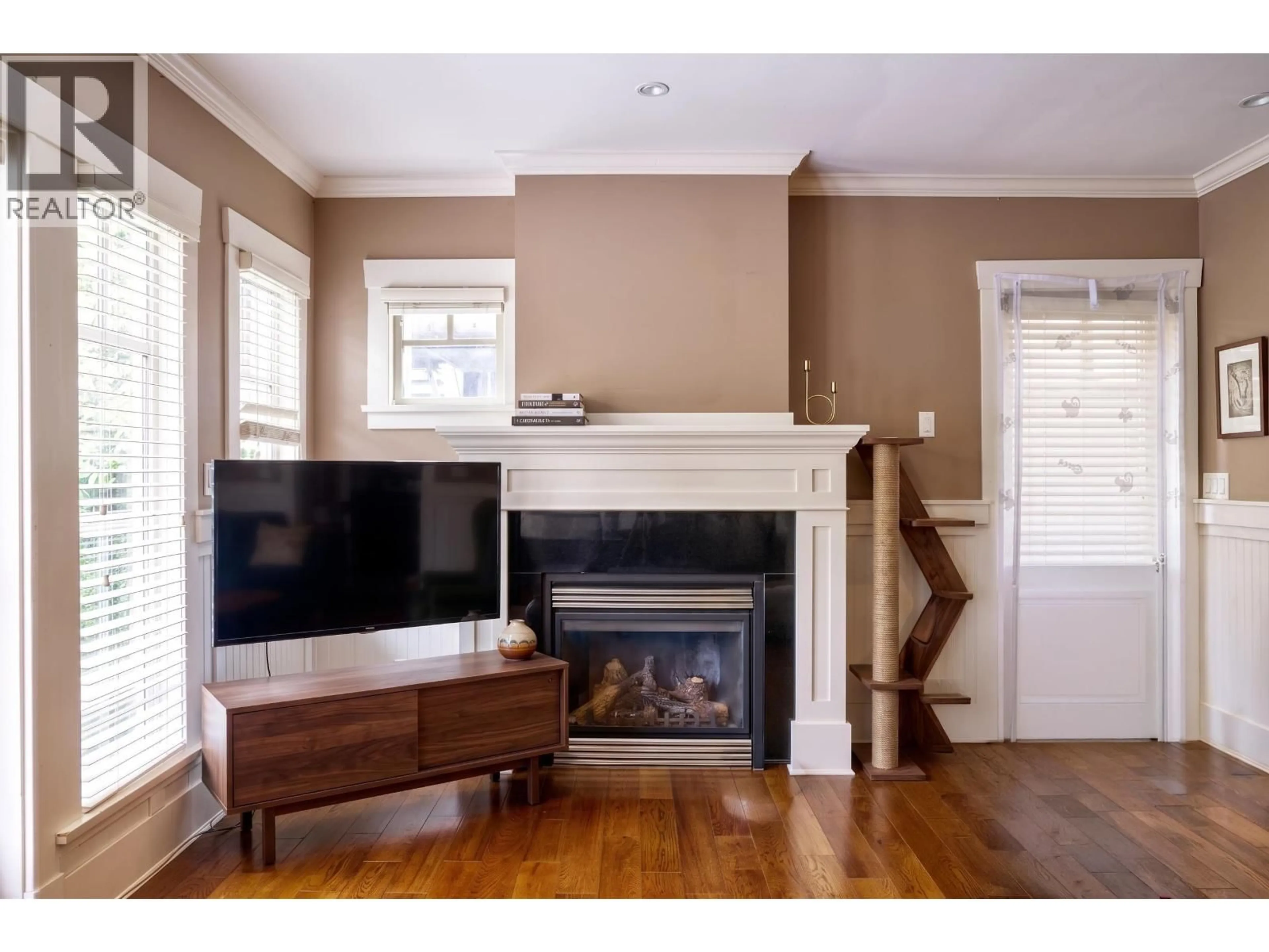 Living room with furniture, wood/laminate floor for 208 13TH AVENUE, Vancouver British Columbia V5Y1V9