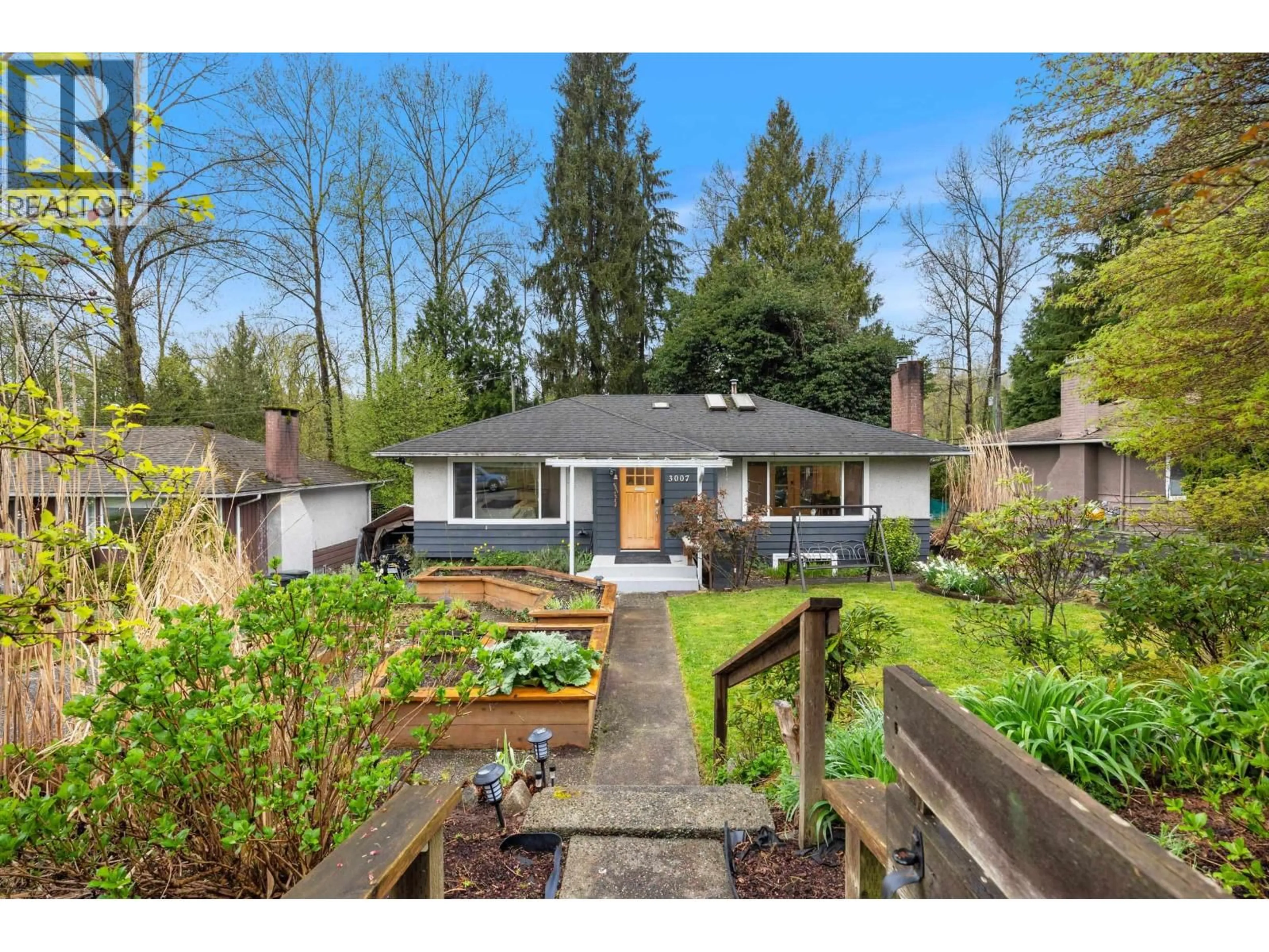 A pic from outside/outdoor area/front of a property/back of a property/a pic from drone, street for 3007 NOEL DRIVE, Burnaby British Columbia V3J1J4