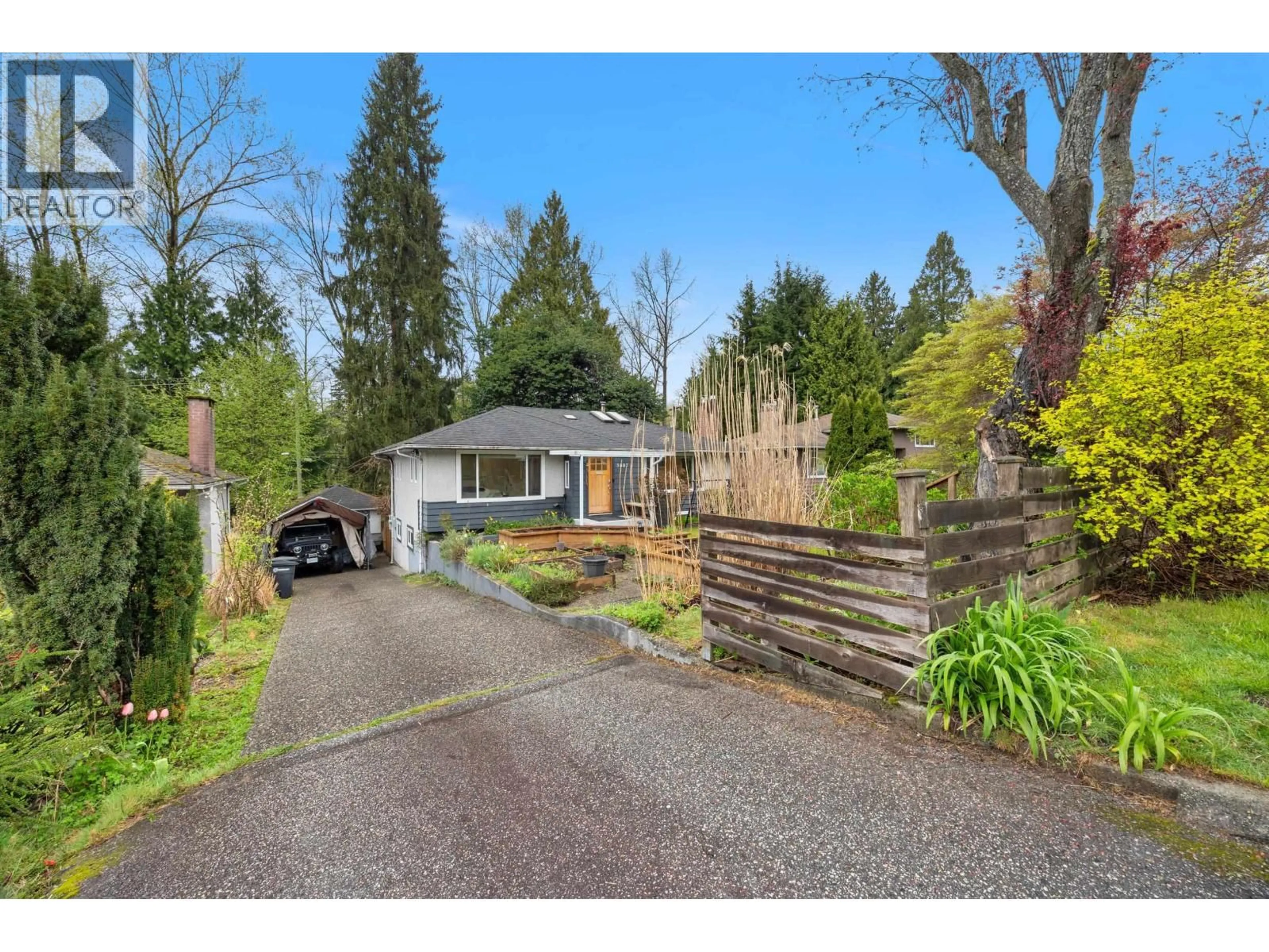 A pic from outside/outdoor area/front of a property/back of a property/a pic from drone, street for 3007 NOEL DRIVE, Burnaby British Columbia V3J1J4