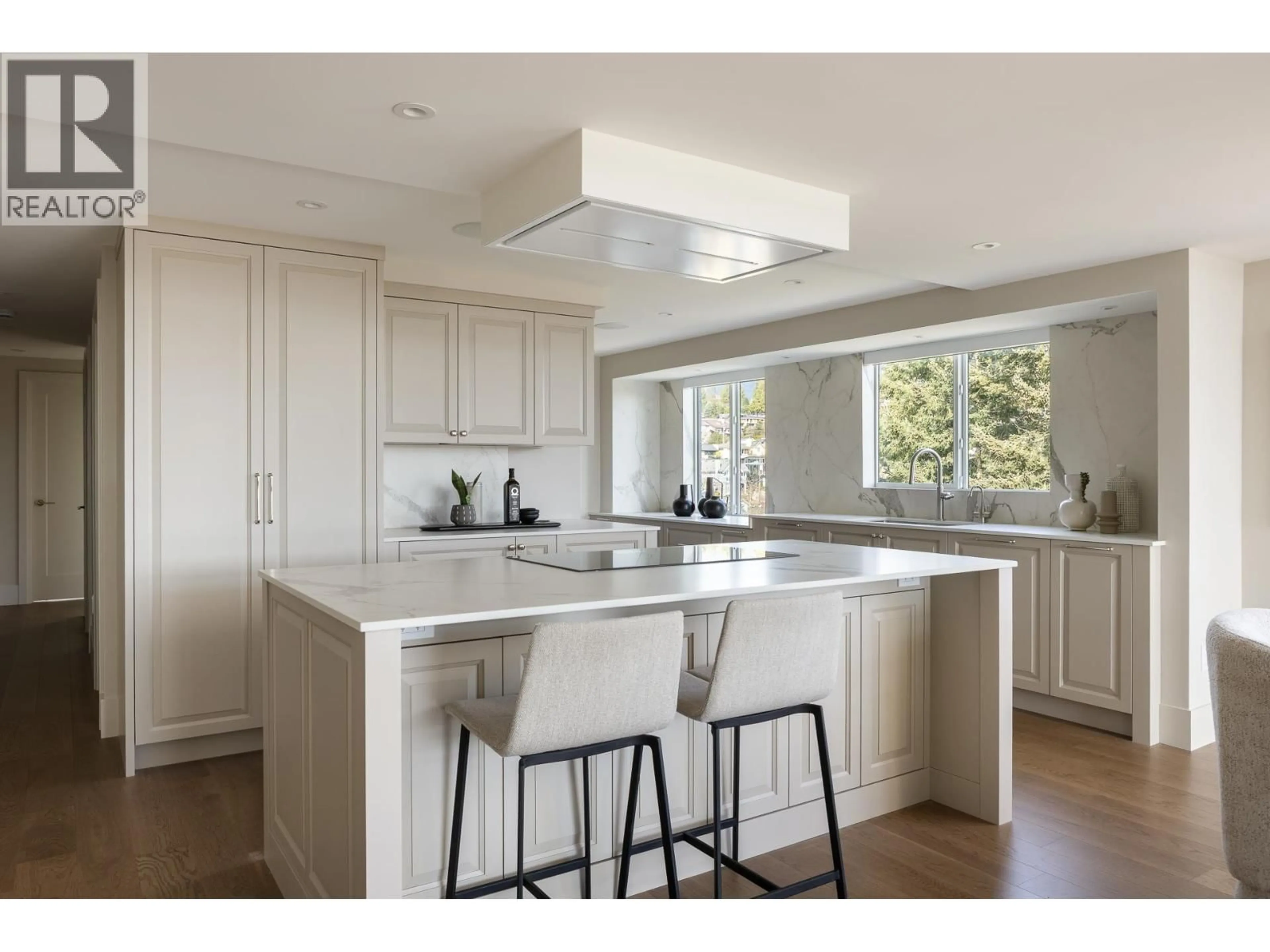 Contemporary kitchen, unknown for 701 - 475 13TH STREET, West Vancouver British Columbia V7T2N7