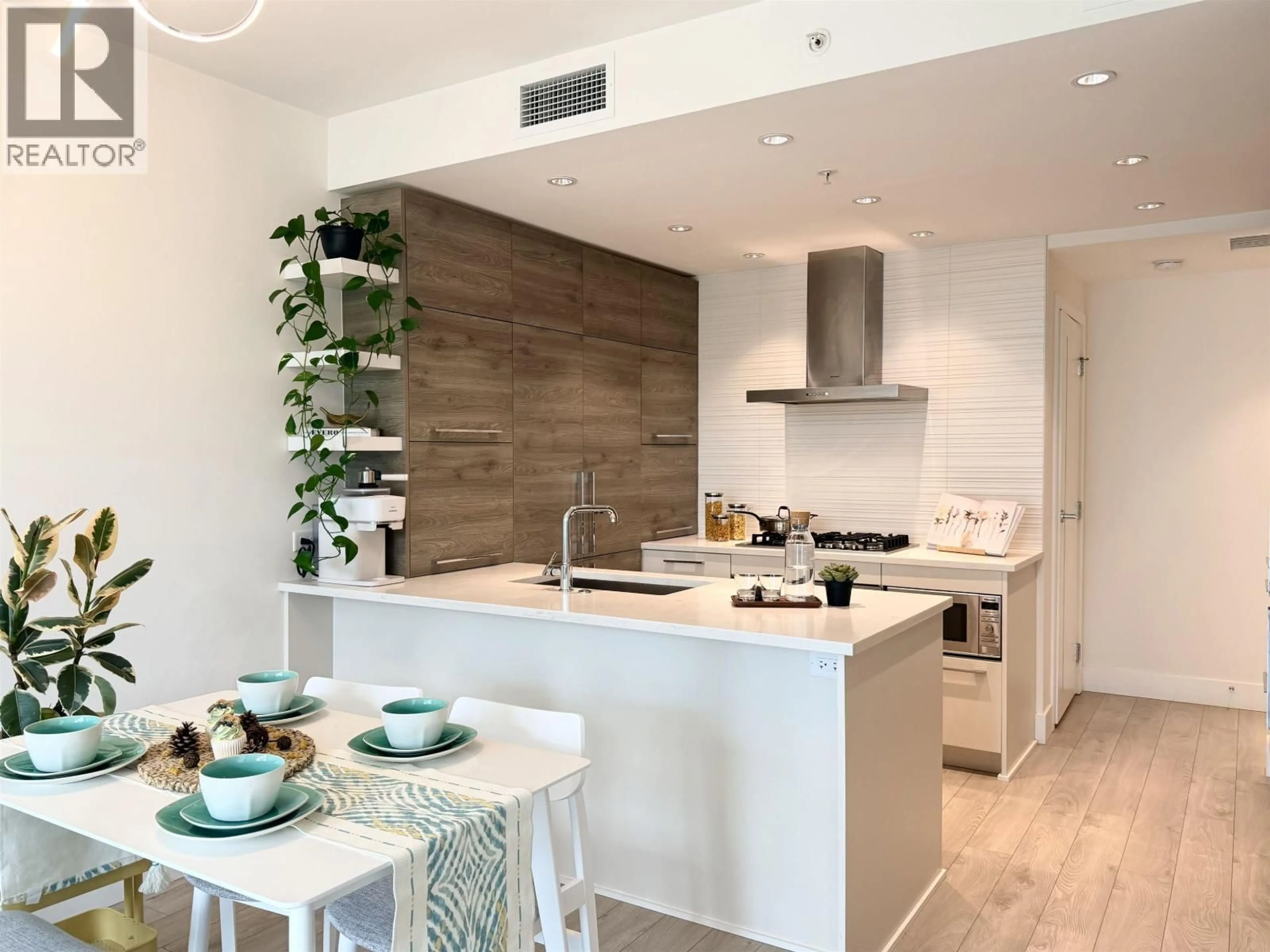 Open concept kitchen, unknown for 911 - 7388 KINGSWAY, Burnaby British Columbia V3N0G9