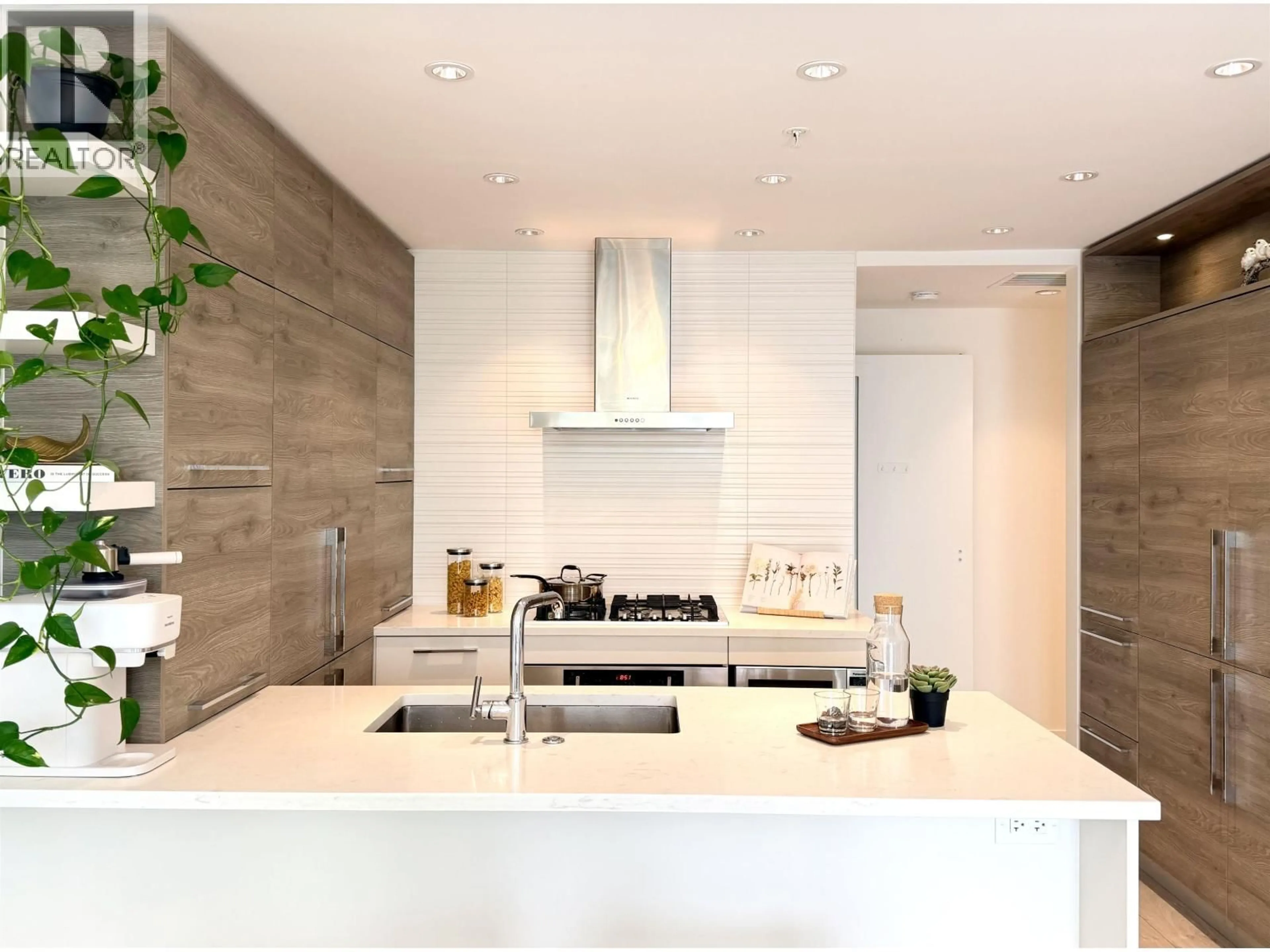 Contemporary kitchen, unknown for 911 - 7388 KINGSWAY, Burnaby British Columbia V3N0G9