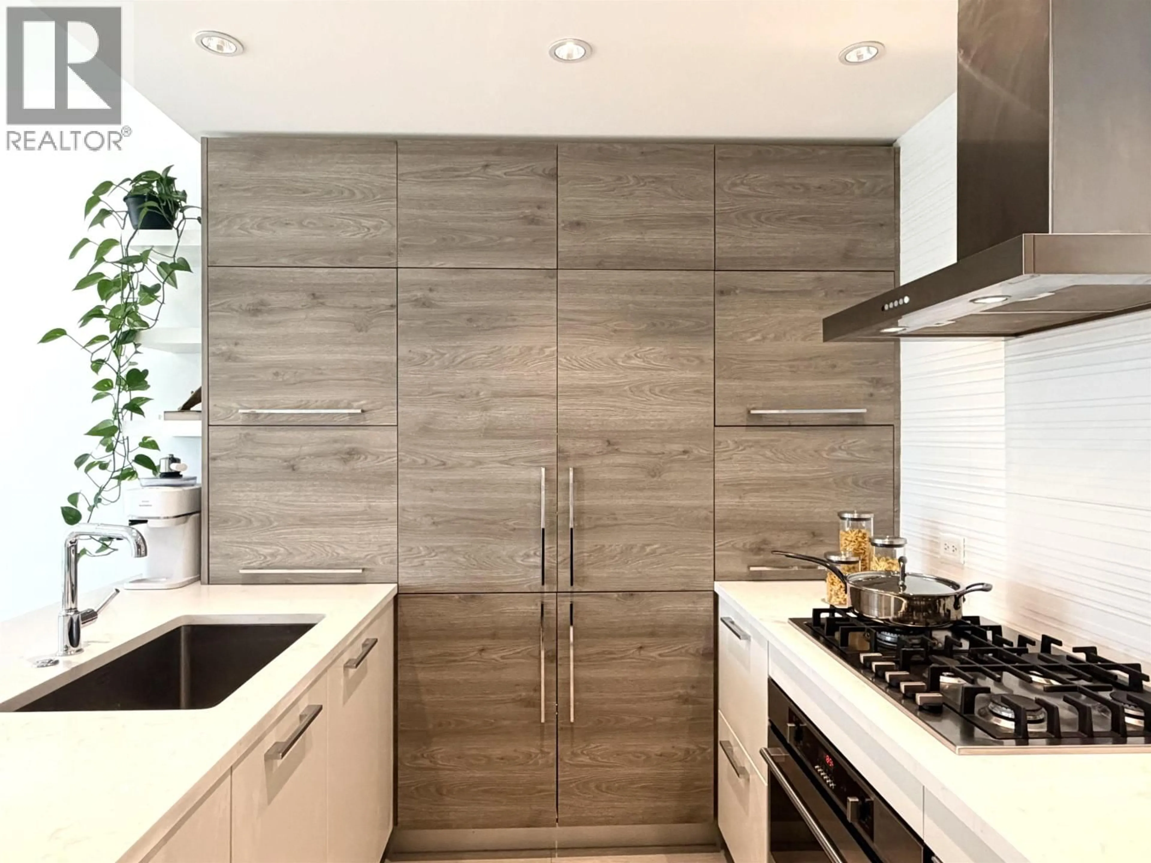 Contemporary kitchen, unknown for 911 - 7388 KINGSWAY, Burnaby British Columbia V3N0G9