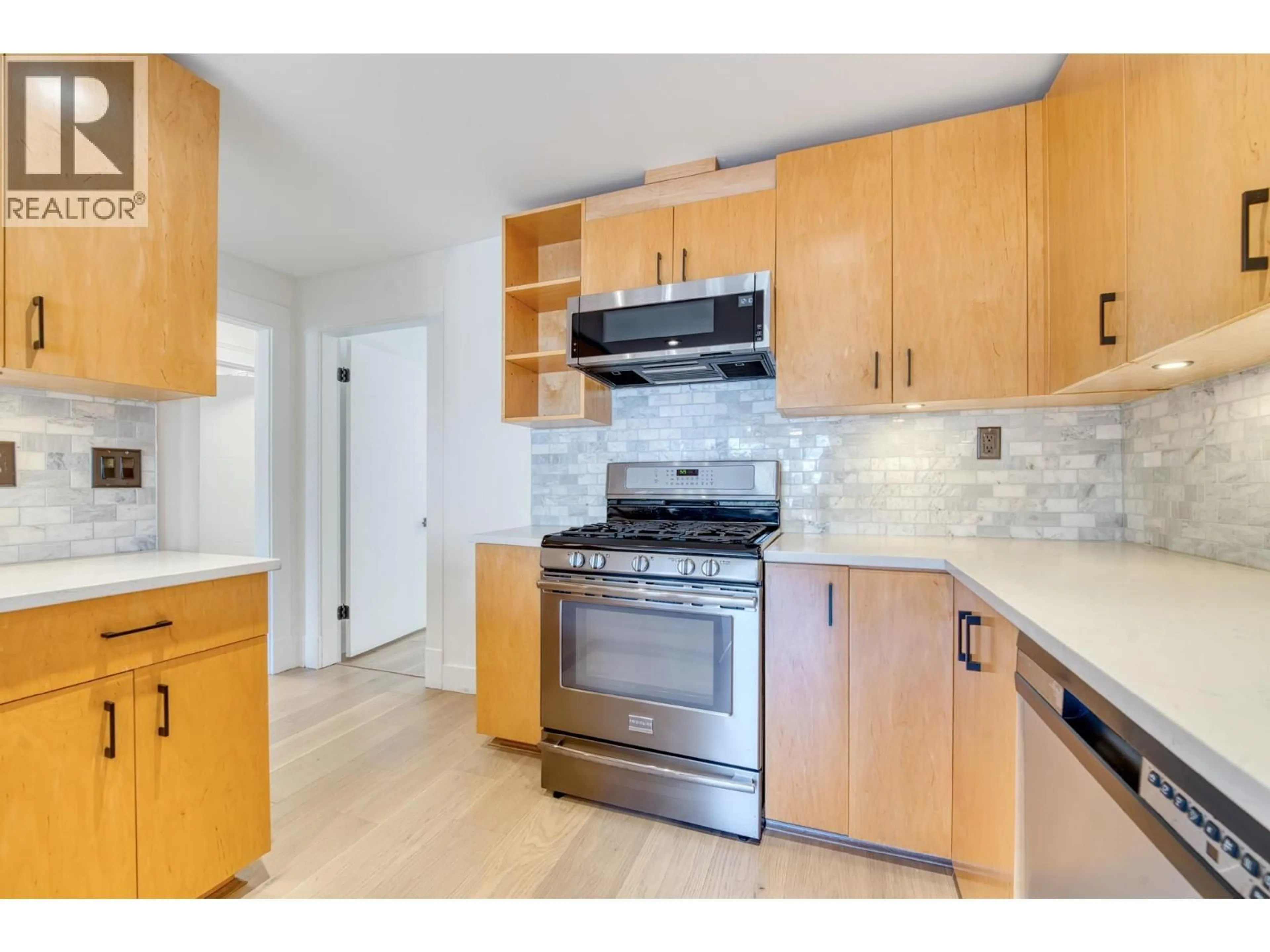 Standard kitchen, ceramic/tile floor for 4377 12TH AVENUE, Vancouver British Columbia V6R2P9