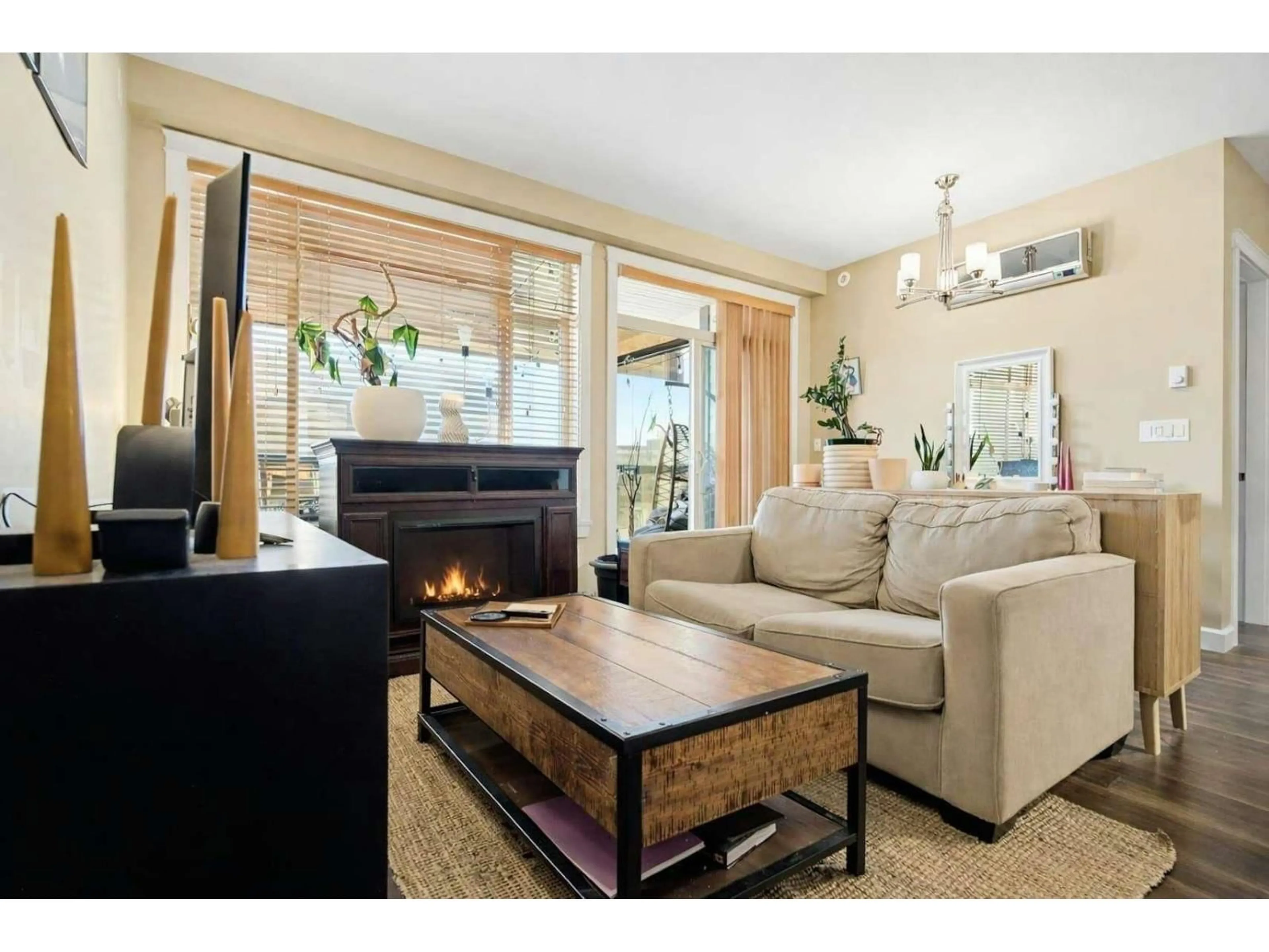 Living room with furniture, wood/laminate floor for 427 - 2860 TRETHEWEY STREET, Abbotsford British Columbia V2T0G5