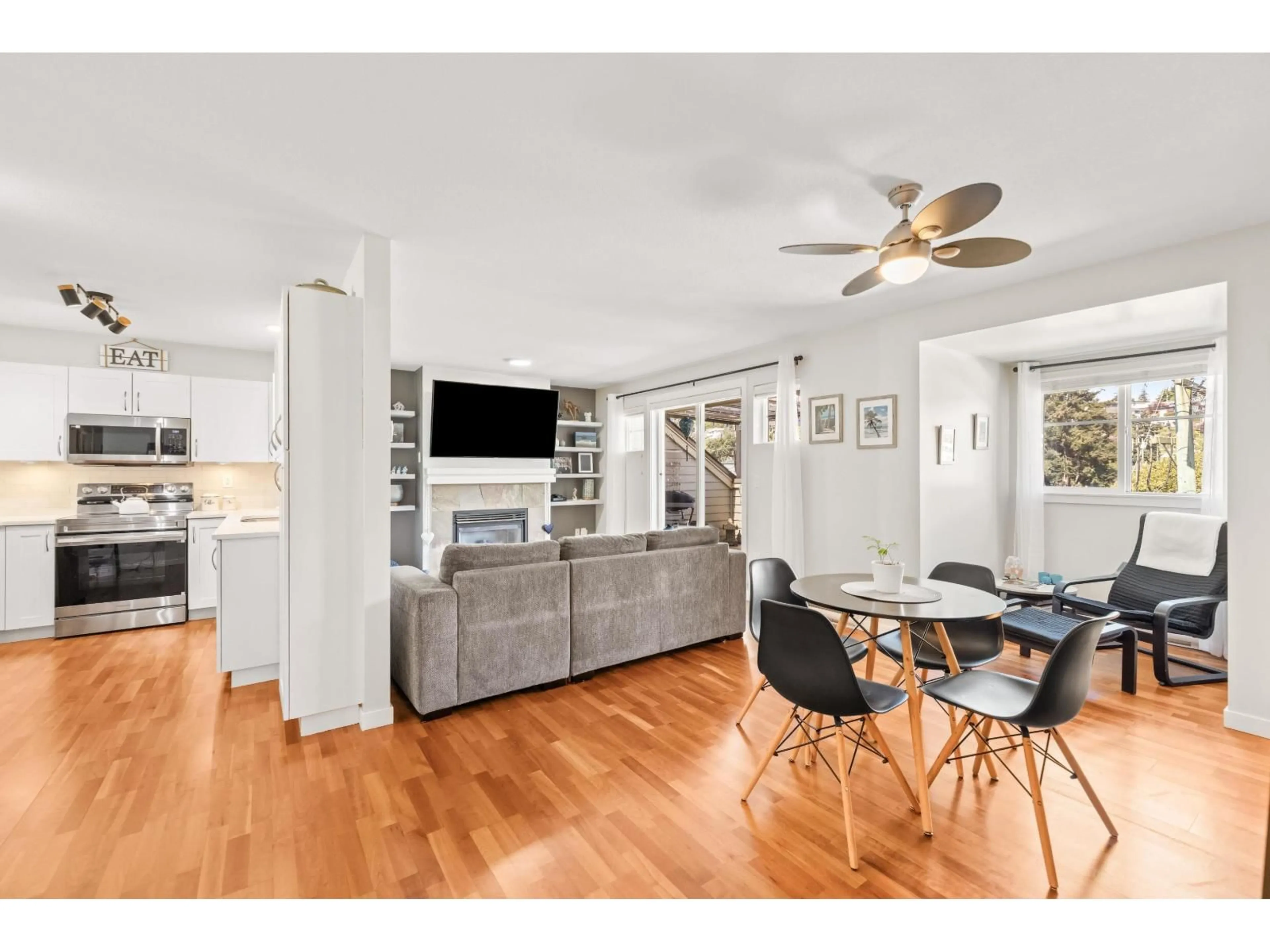 Unknown for 403 - 15621 MARINE DRIVE, White Rock British Columbia V4B1E1