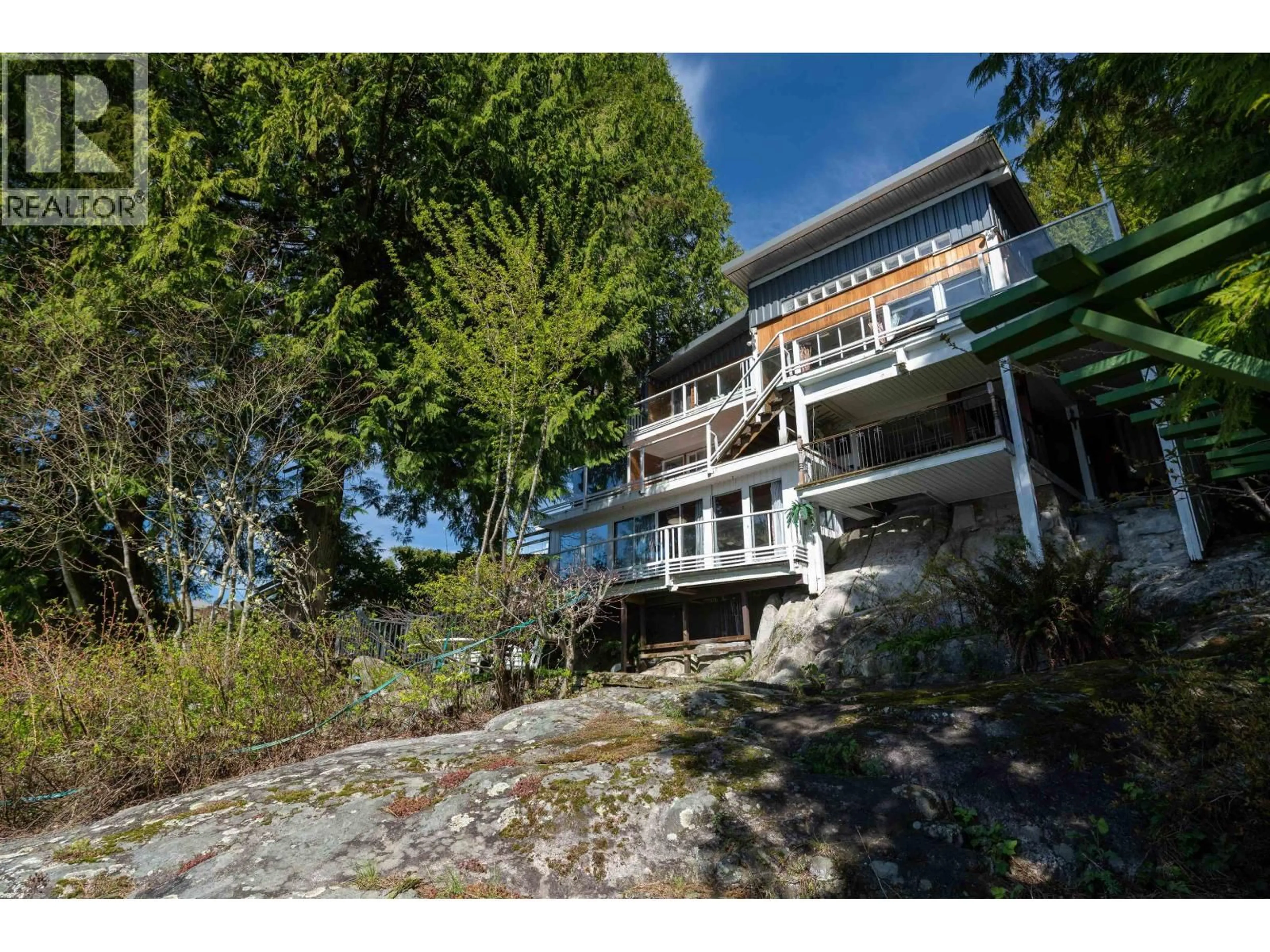 A pic from outside/outdoor area/front of a property/back of a property/a pic from drone, unknown for 4515 STONEHAVEN AVENUE, North Vancouver British Columbia V7G1E7