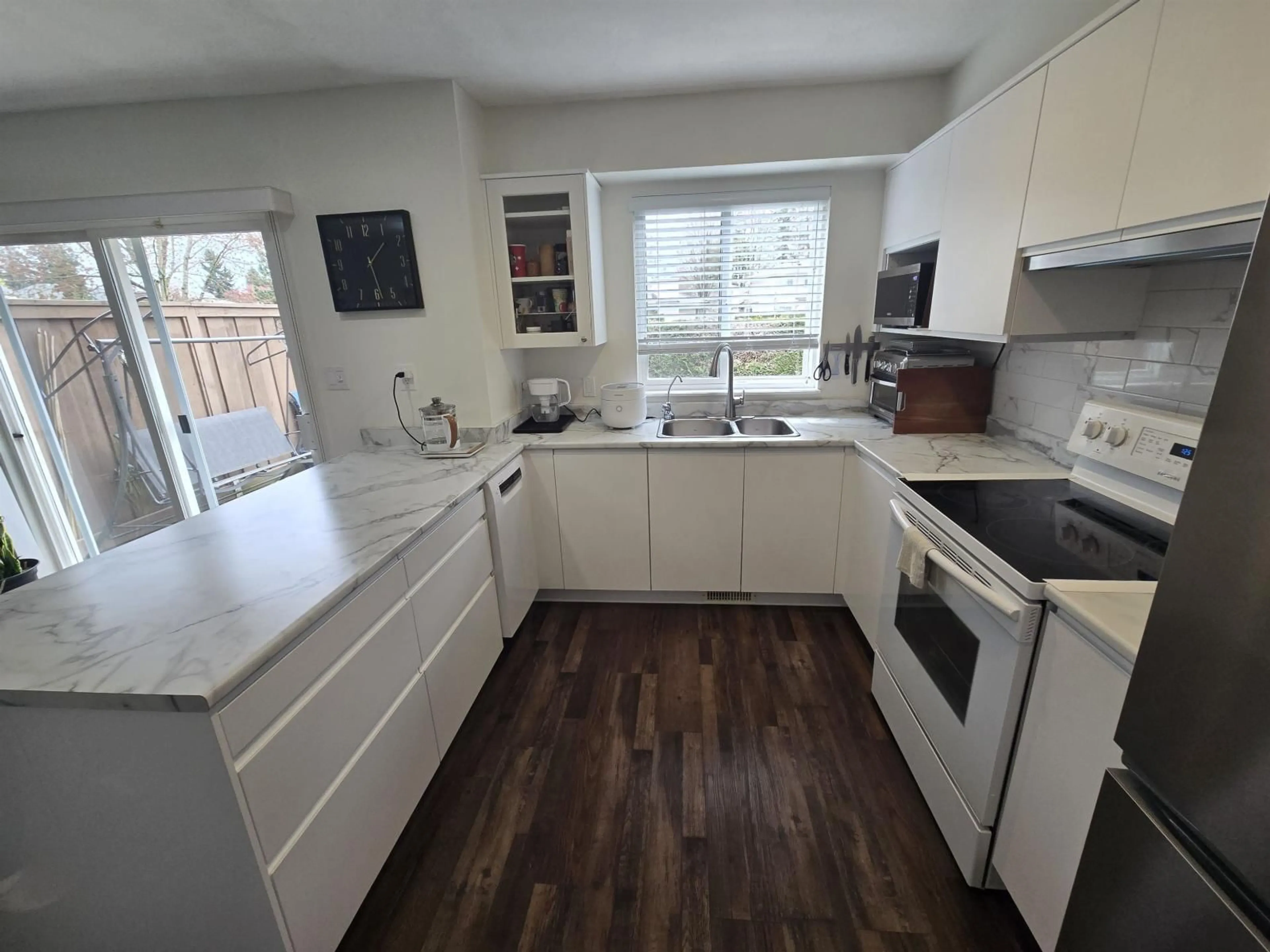 Standard kitchen, wood/laminate floor for 154 - 15501 89A AVENUE, Surrey British Columbia V3R0Z5