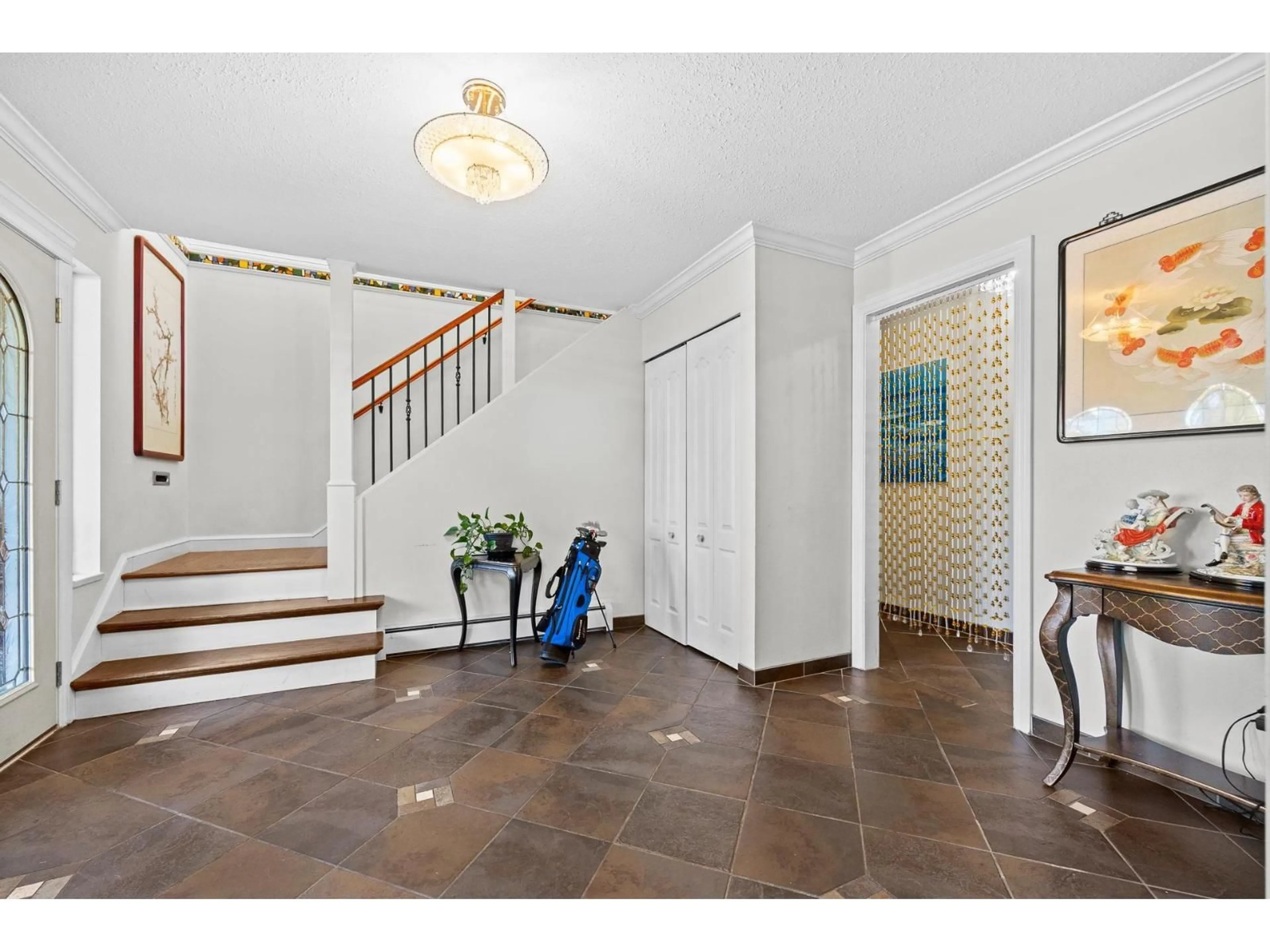 Indoor foyer for 14710 16A AVENUE, Surrey British Columbia V4A5M7