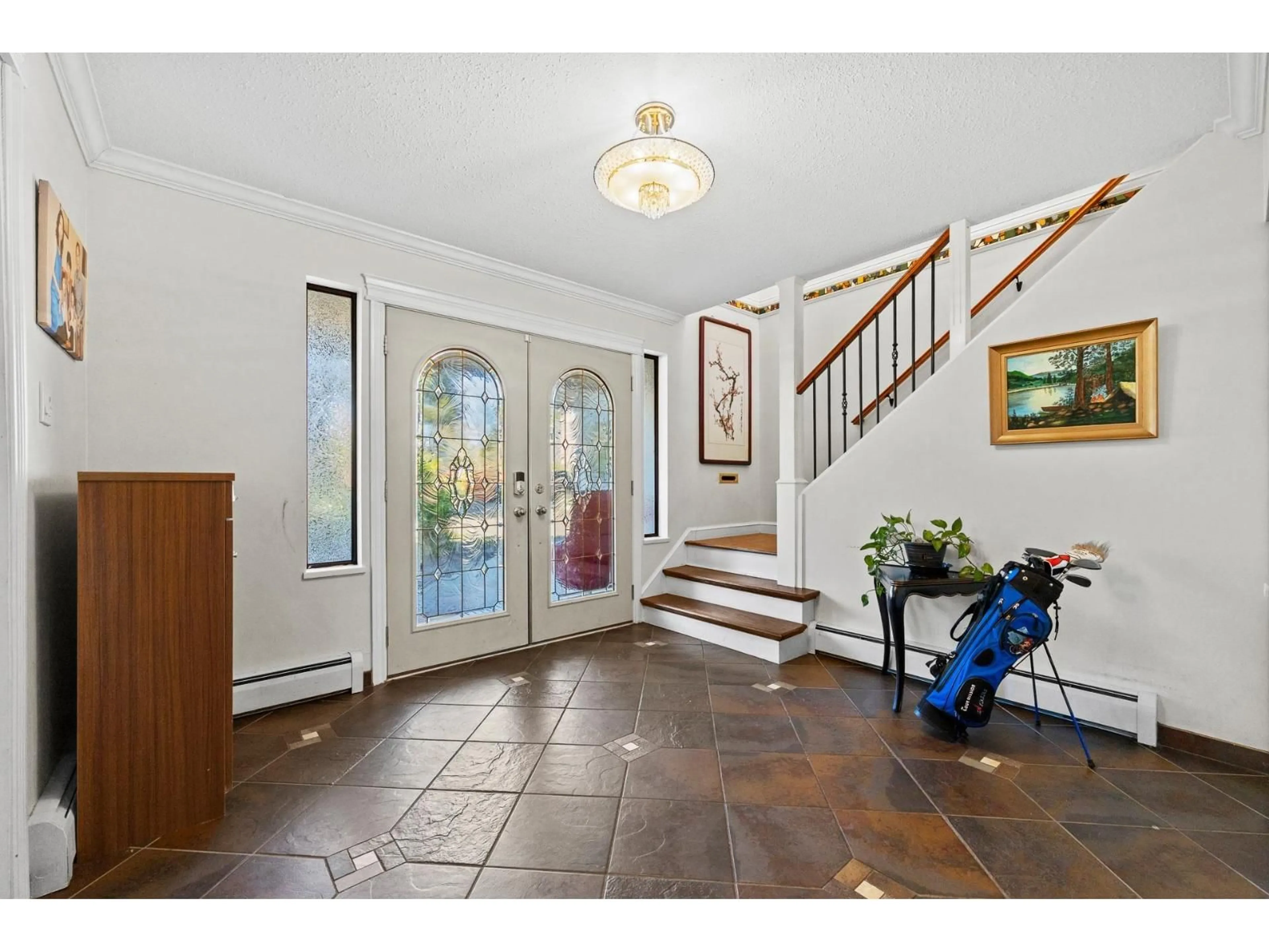 Indoor foyer for 14710 16A AVENUE, Surrey British Columbia V4A5M7