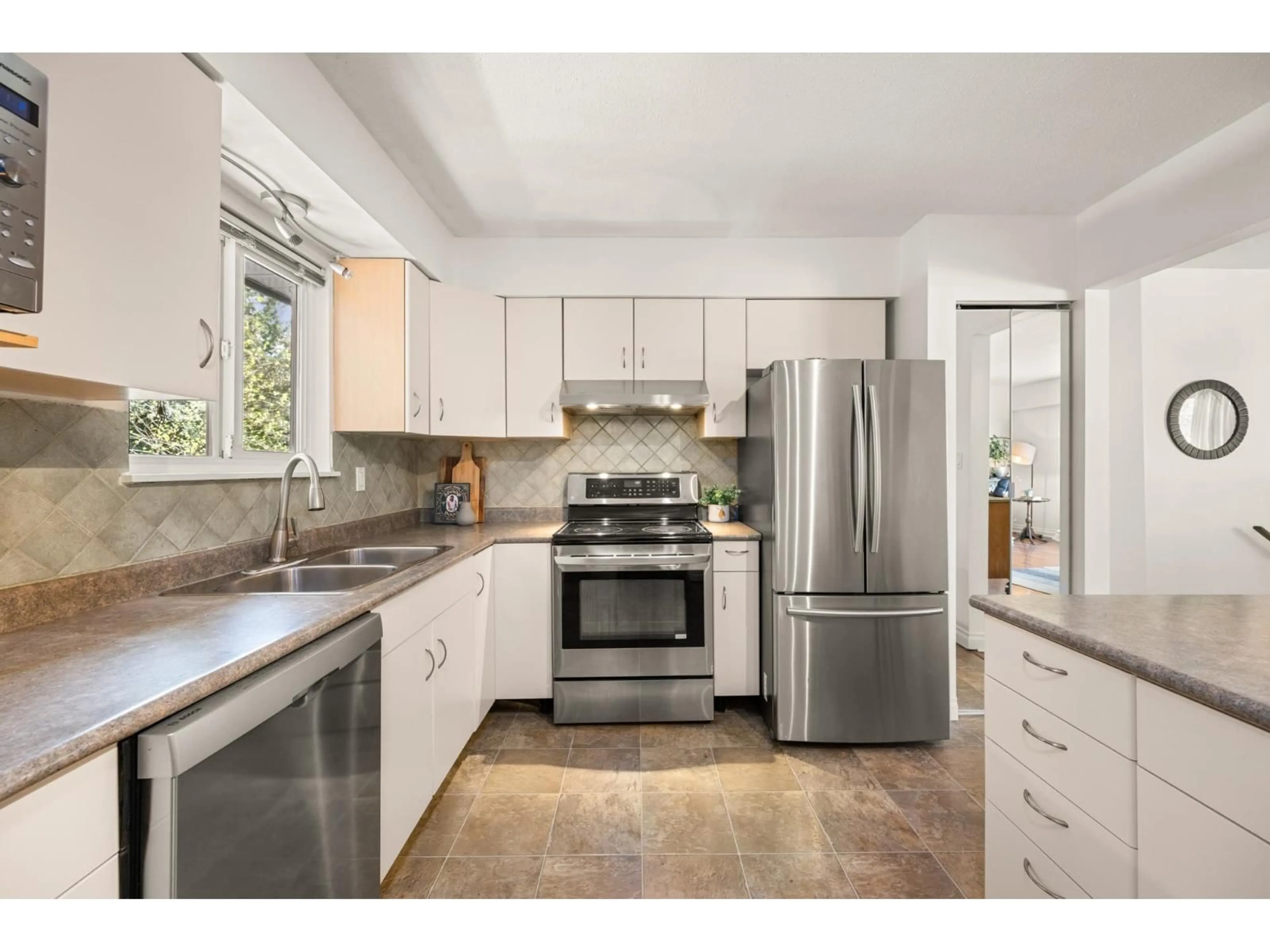 Open concept kitchen, ceramic/tile floor for 5866 179A STREET, Surrey British Columbia V3S4K3