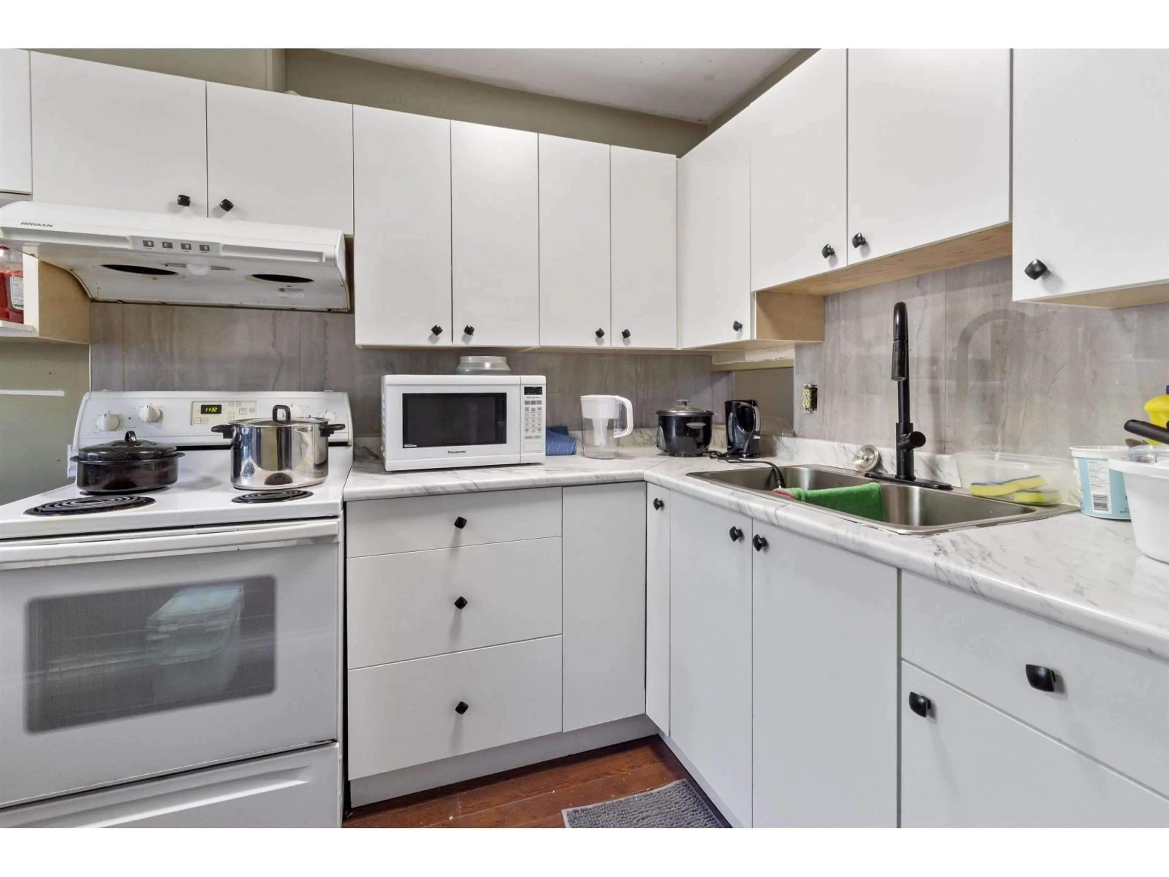 Standard kitchen, unknown for 38 - 32310 MOUAT DRIVE, Abbotsford British Columbia V2T4J1