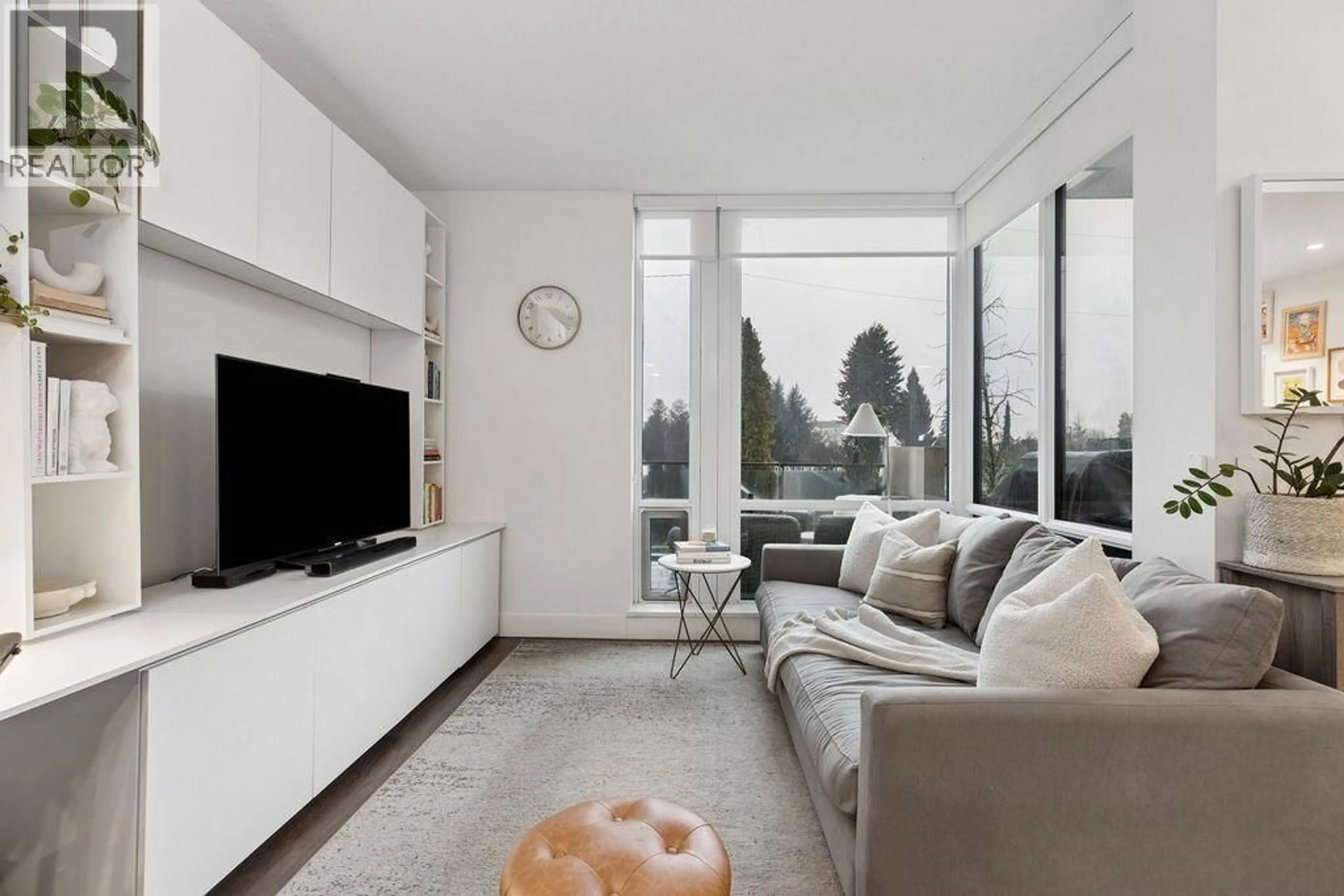 Living room with furniture, unknown for 101 - 1550 FERN STREET, North Vancouver British Columbia V7J0A9