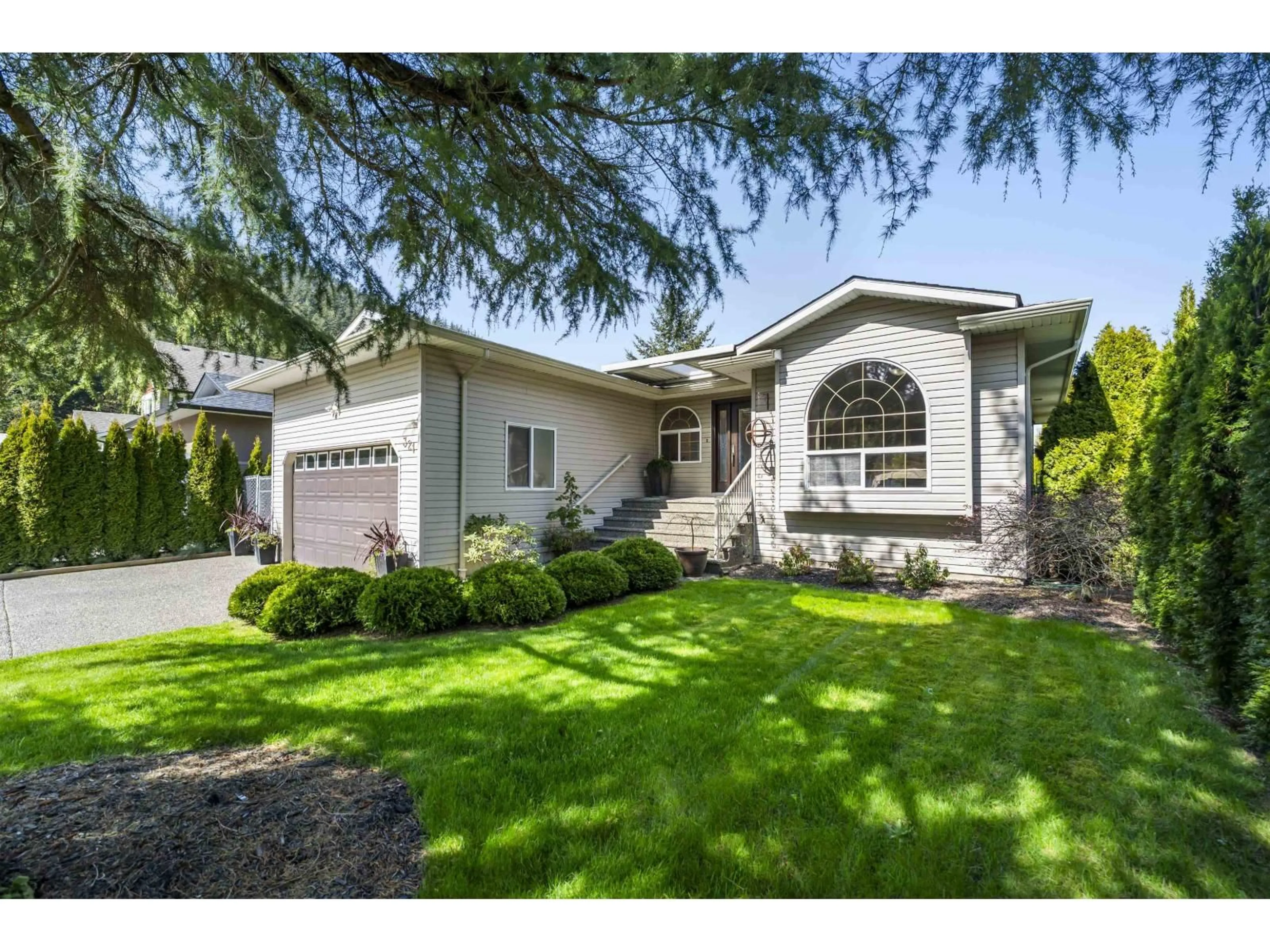 Home with vinyl exterior material, street for 321 CHESTNUT AVENUE, Harrison Hot Springs British Columbia V0M1K0