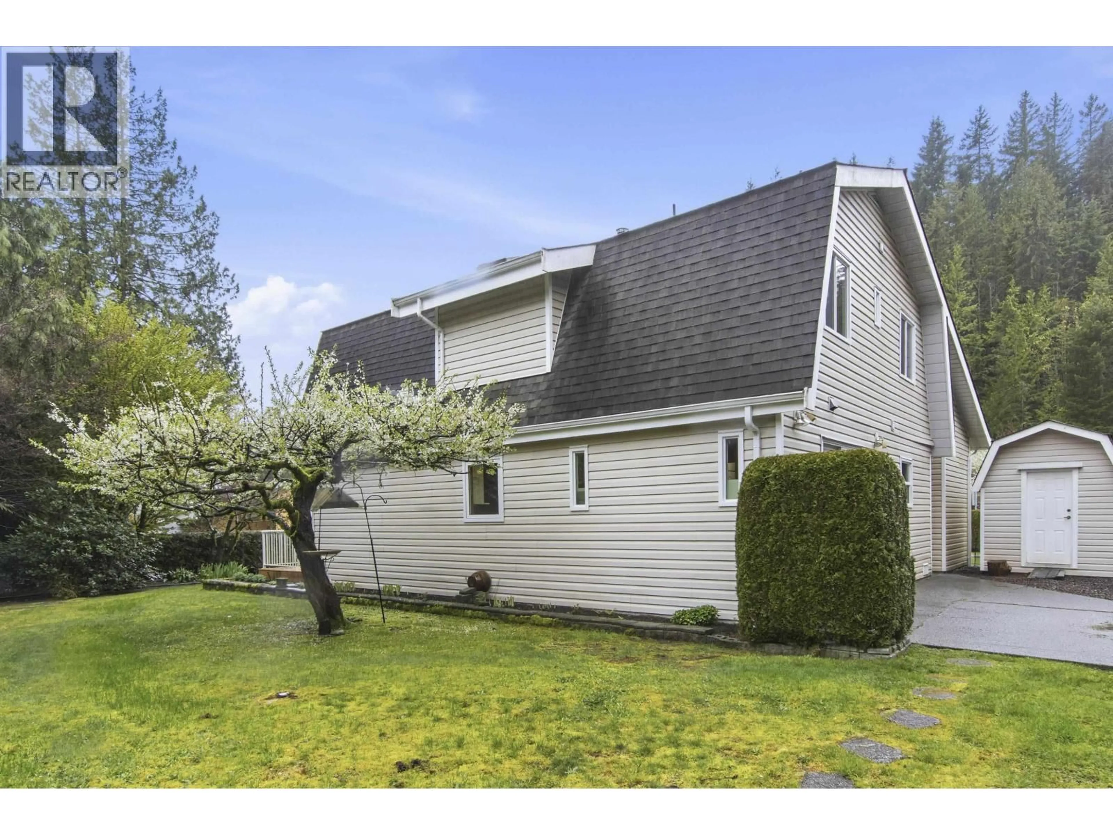 Home with vinyl exterior material, street for 40608 HIGHLANDS WAY, Squamish British Columbia V8B0B5