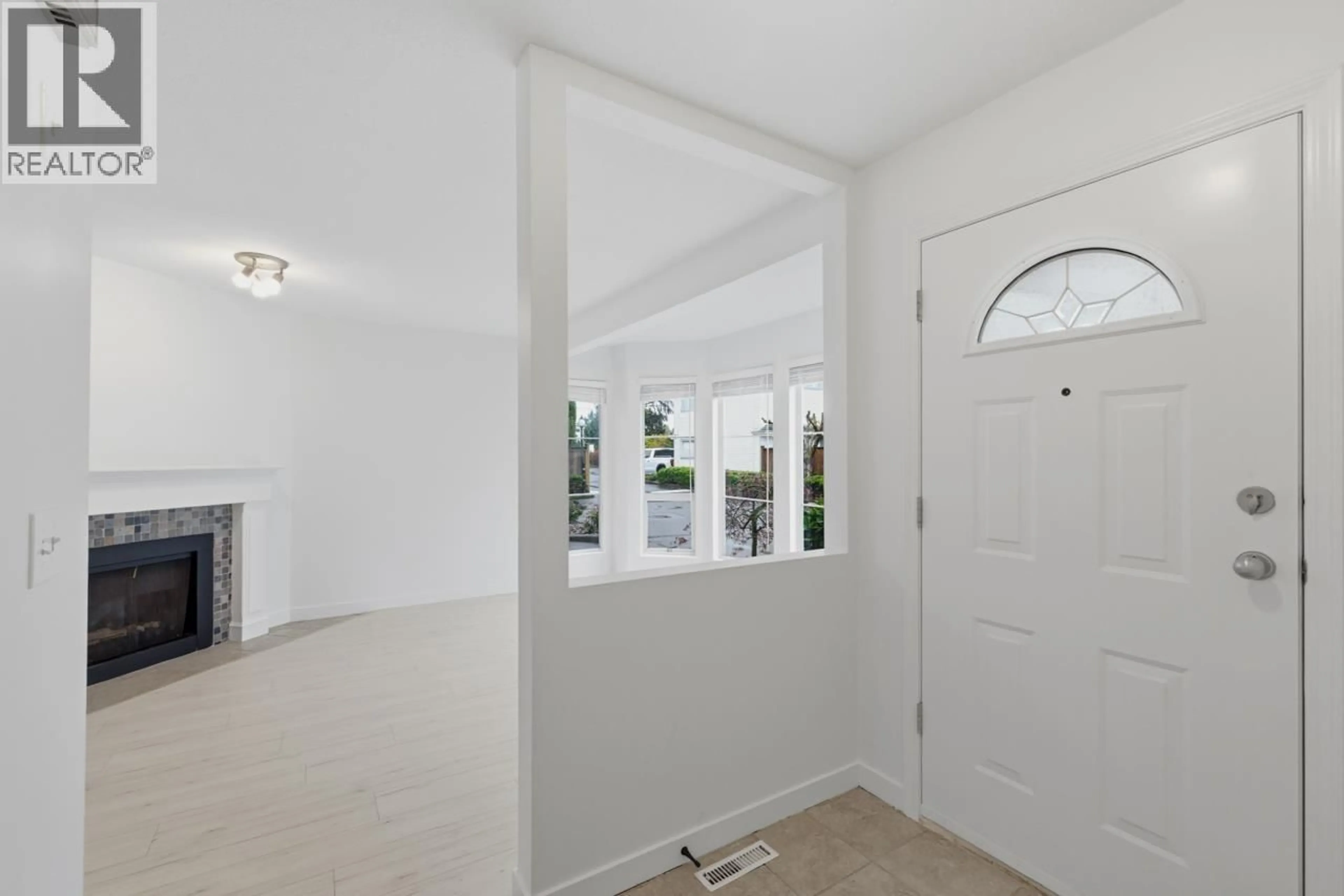 Indoor entryway for 24 - 18951 FORD ROAD, Pitt Meadows British Columbia V3Y2G5