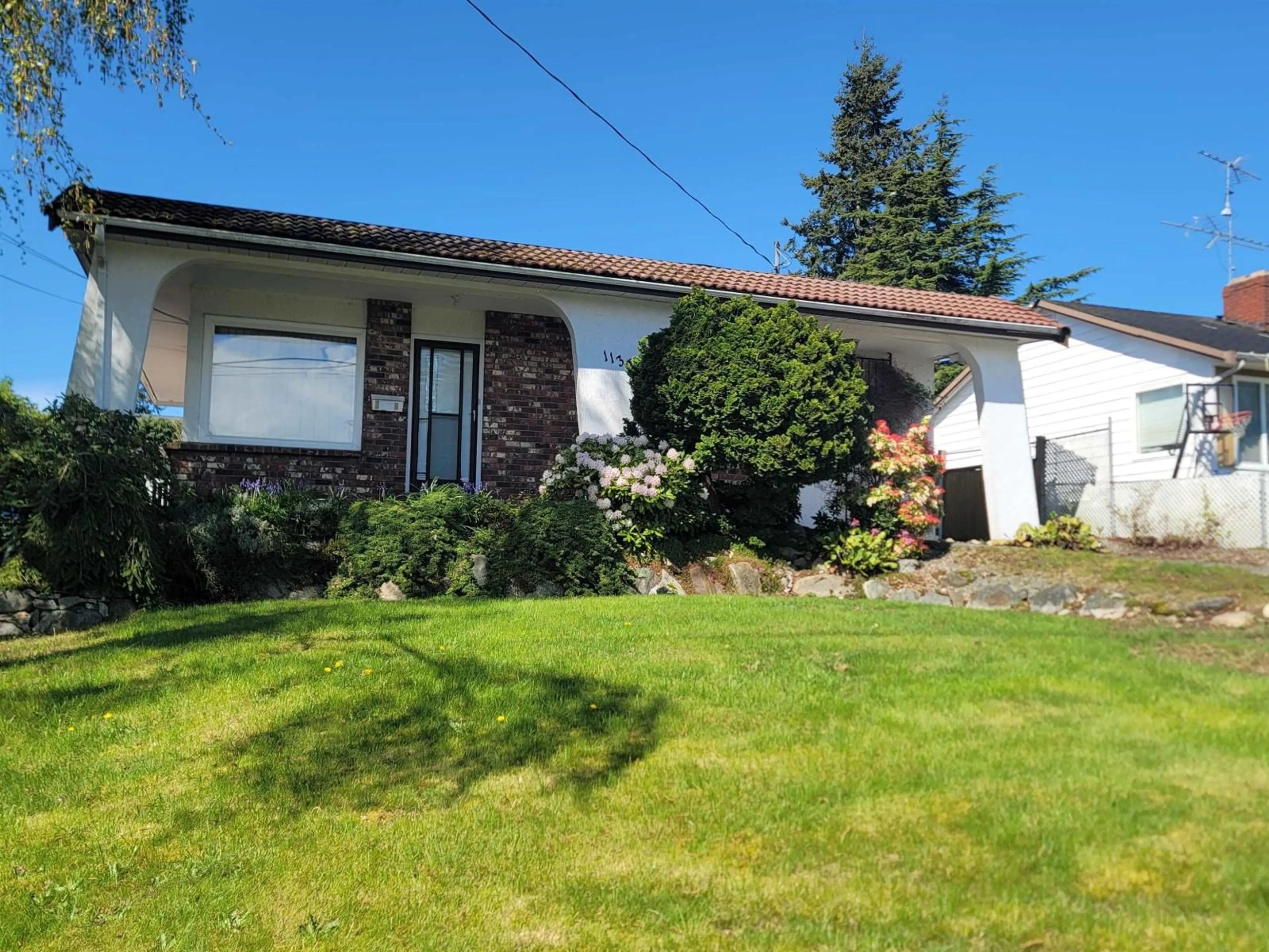 A pic from outside/outdoor area/front of a property/back of a property/a pic from drone, street for 1137 PARKER STREET, White Rock British Columbia V4B4R8