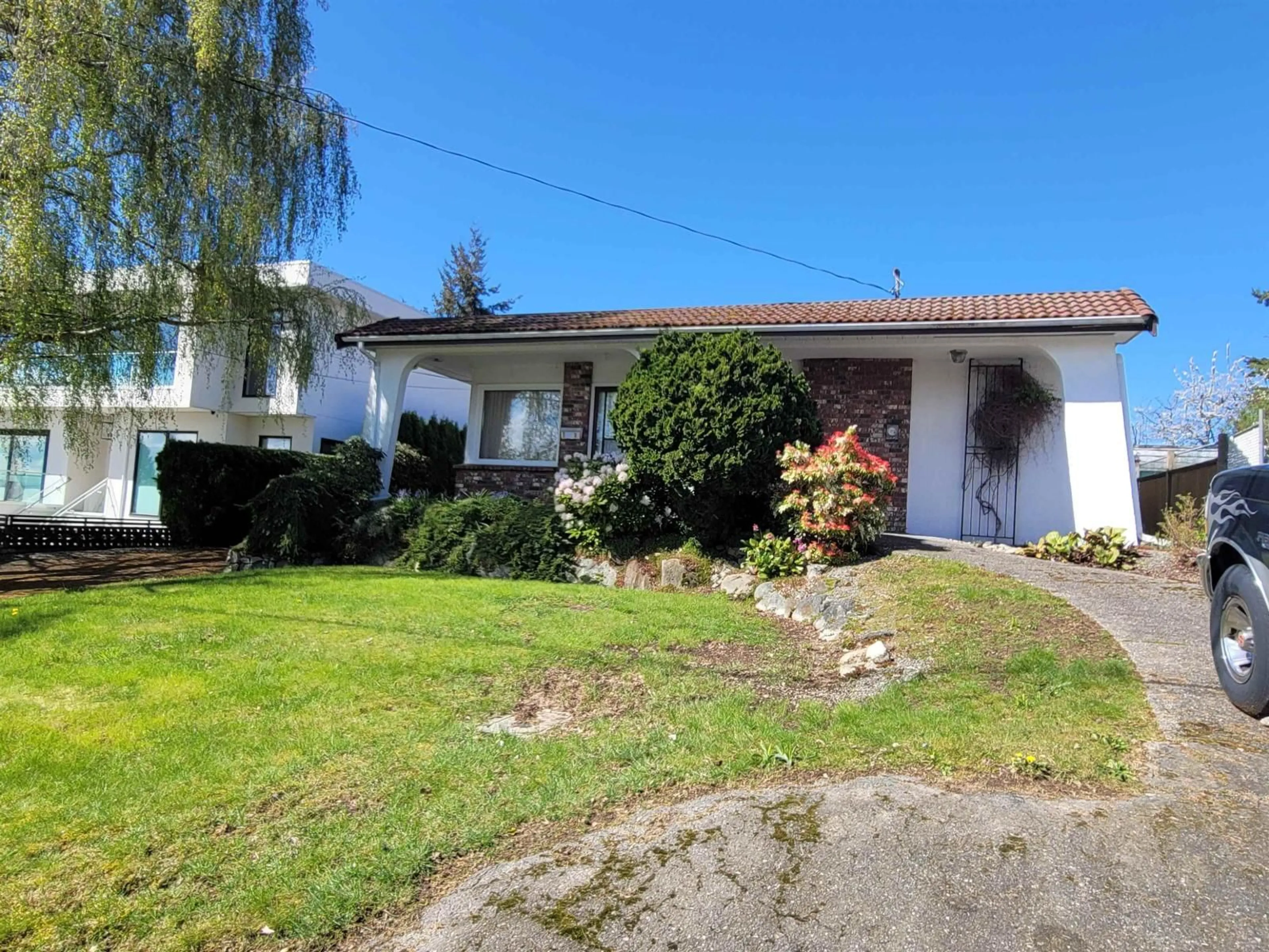 A pic from outside/outdoor area/front of a property/back of a property/a pic from drone, street for 1137 PARKER STREET, White Rock British Columbia V4B4R8