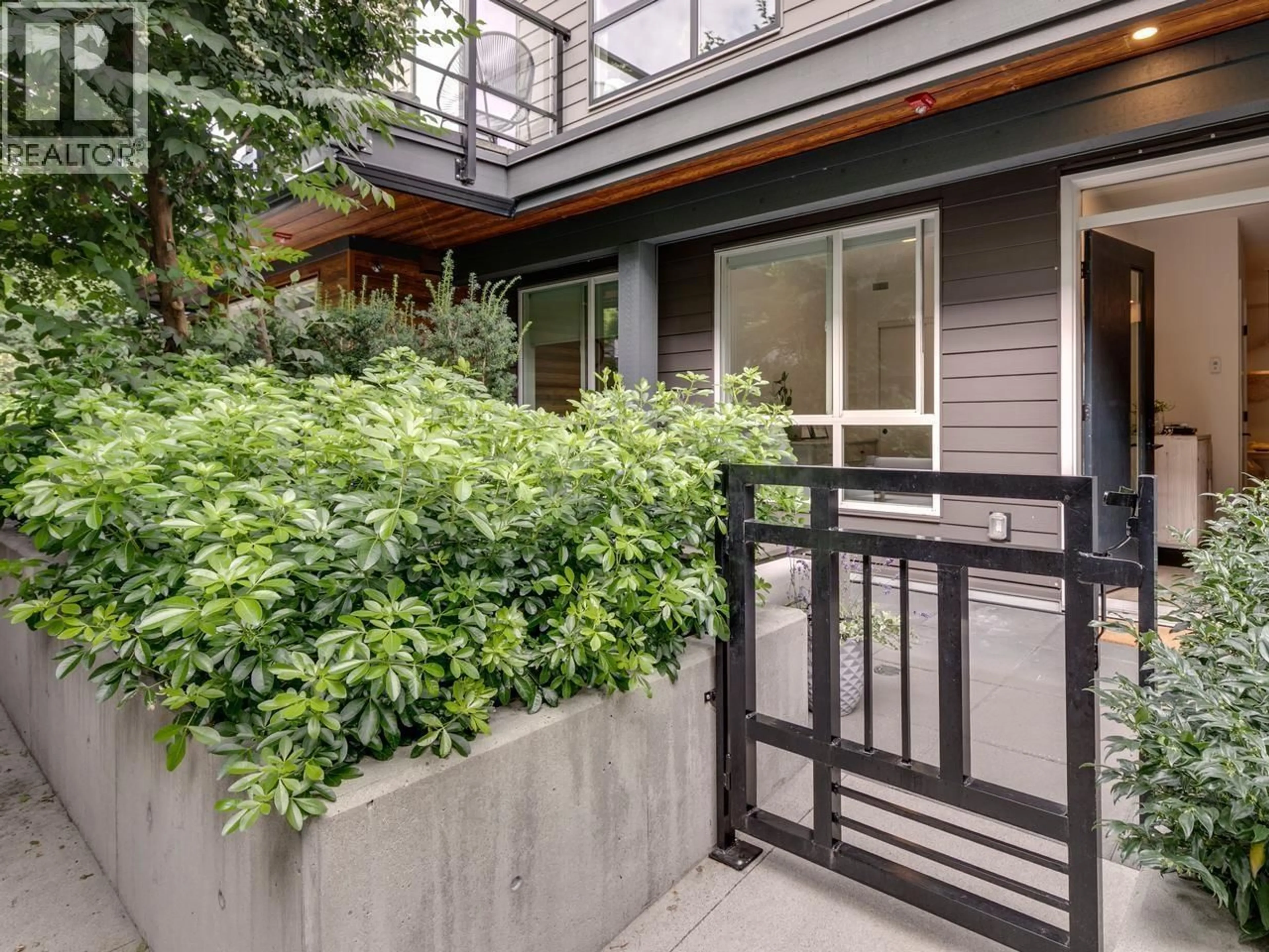 Patio, street for 8 - 533 3RD STREET, North Vancouver British Columbia V7L1G4