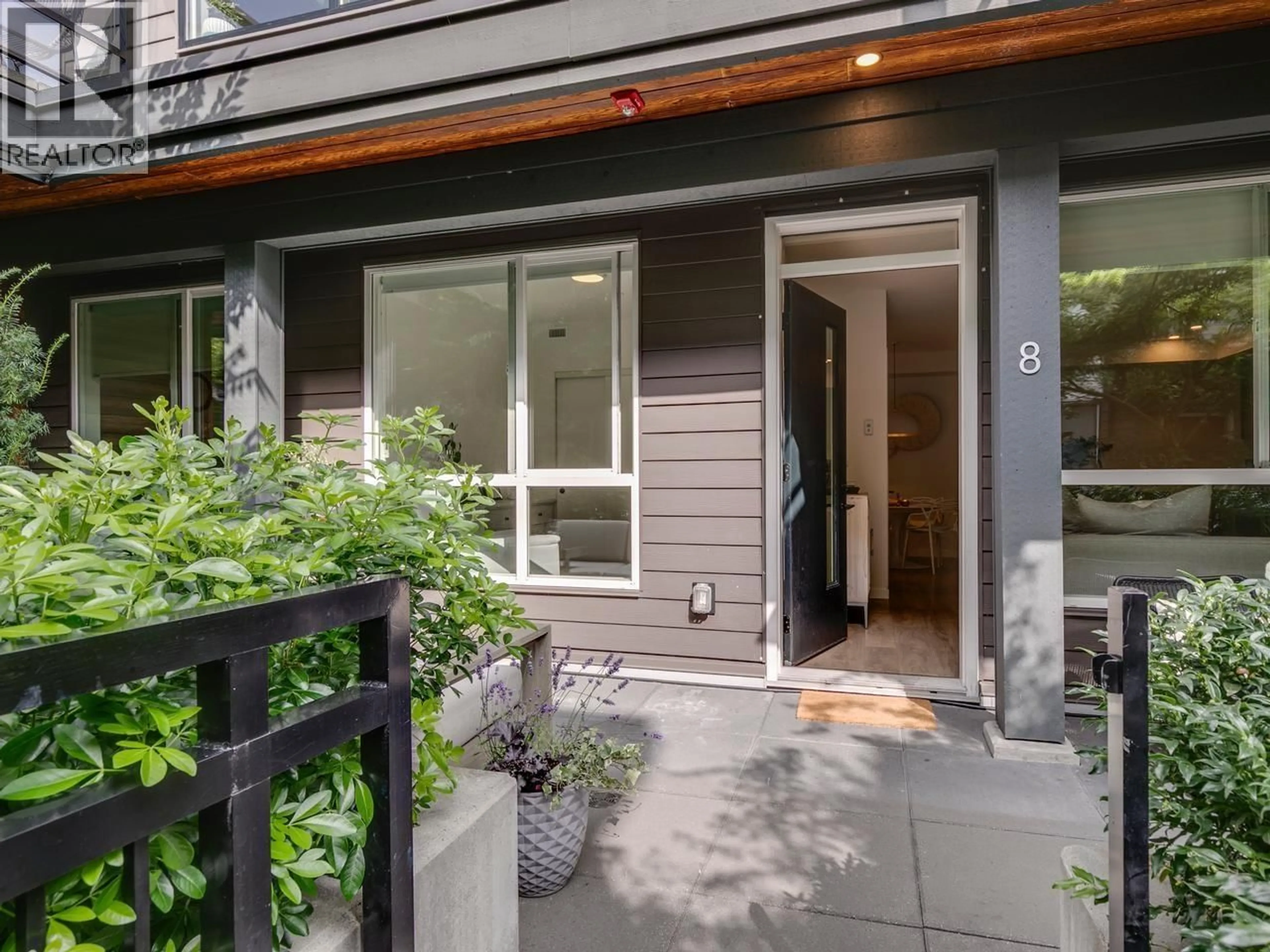 Indoor entryway for 8 - 533 3RD STREET, North Vancouver British Columbia V7L1G4