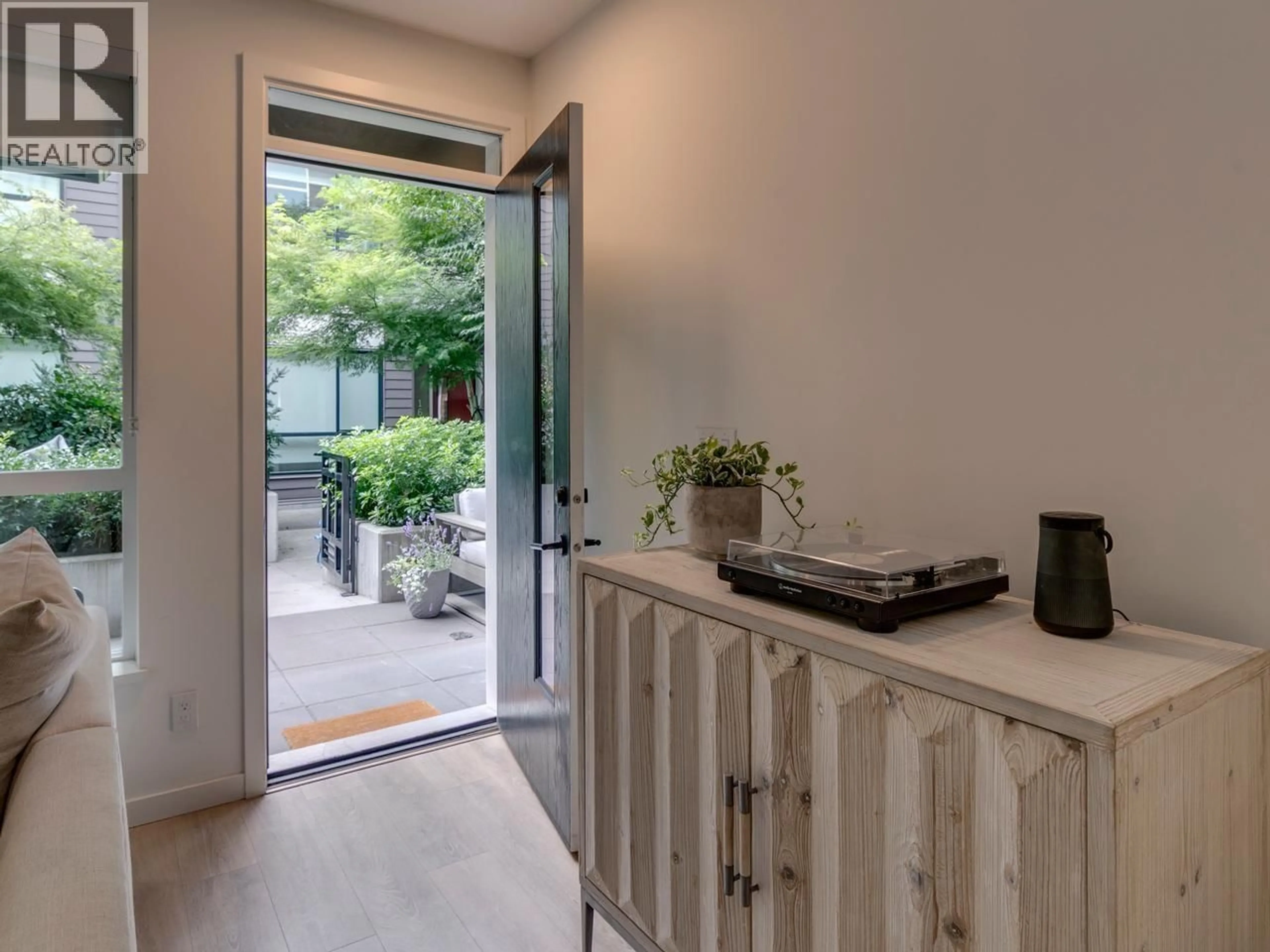 Indoor entryway for 8 - 533 3RD STREET, North Vancouver British Columbia V7L1G4